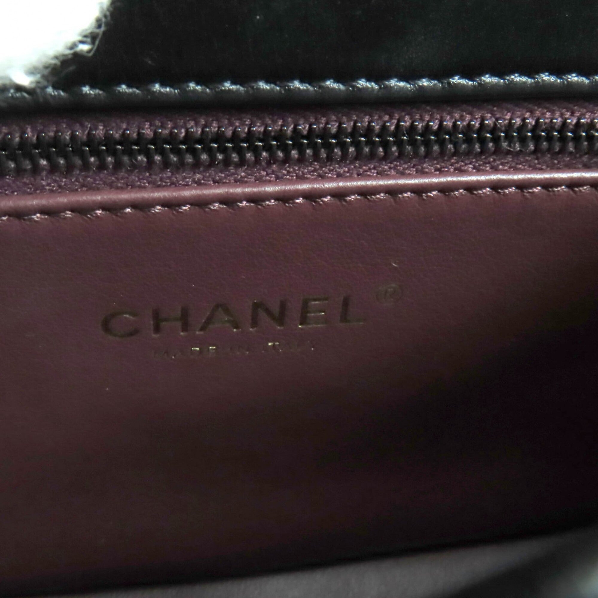 Chanel Black Leather Shoulder Bag (Pre-Owned)