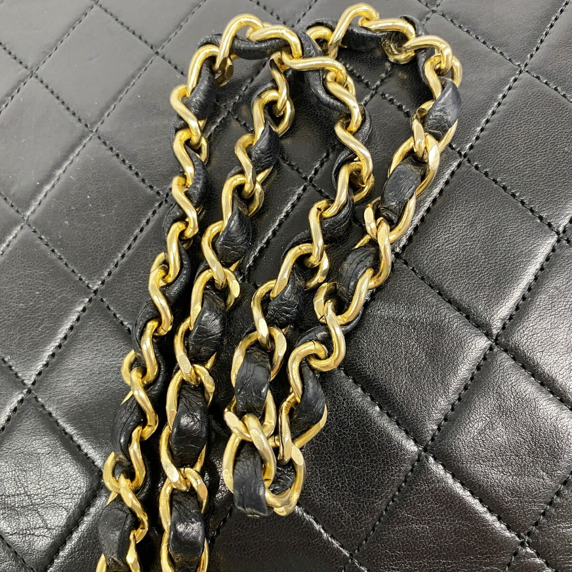 Chanel Black Leather Shoulder Bag (Pre-Owned)