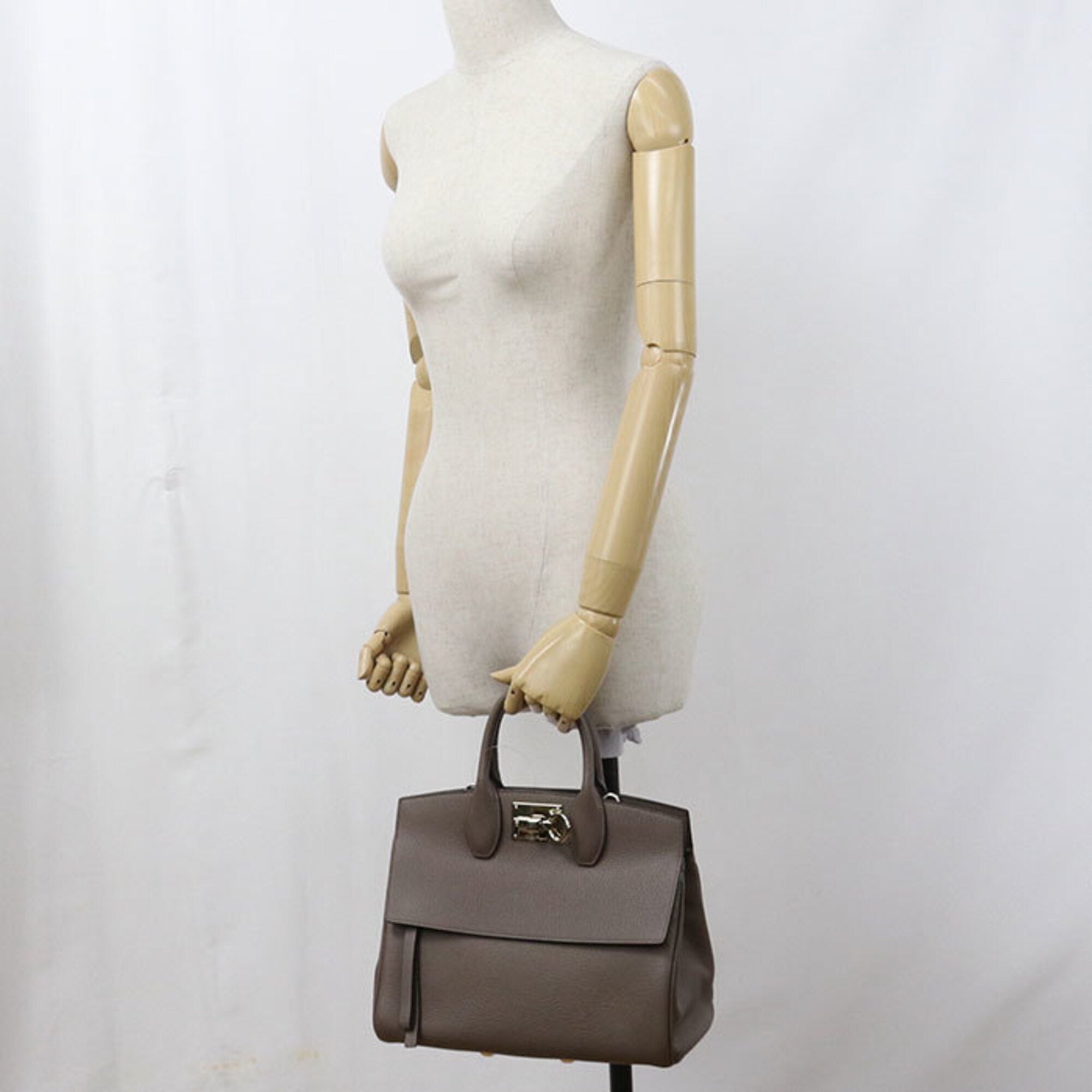 Salvatore Ferragamo Gray Leather Handbag (Pre-Owned)