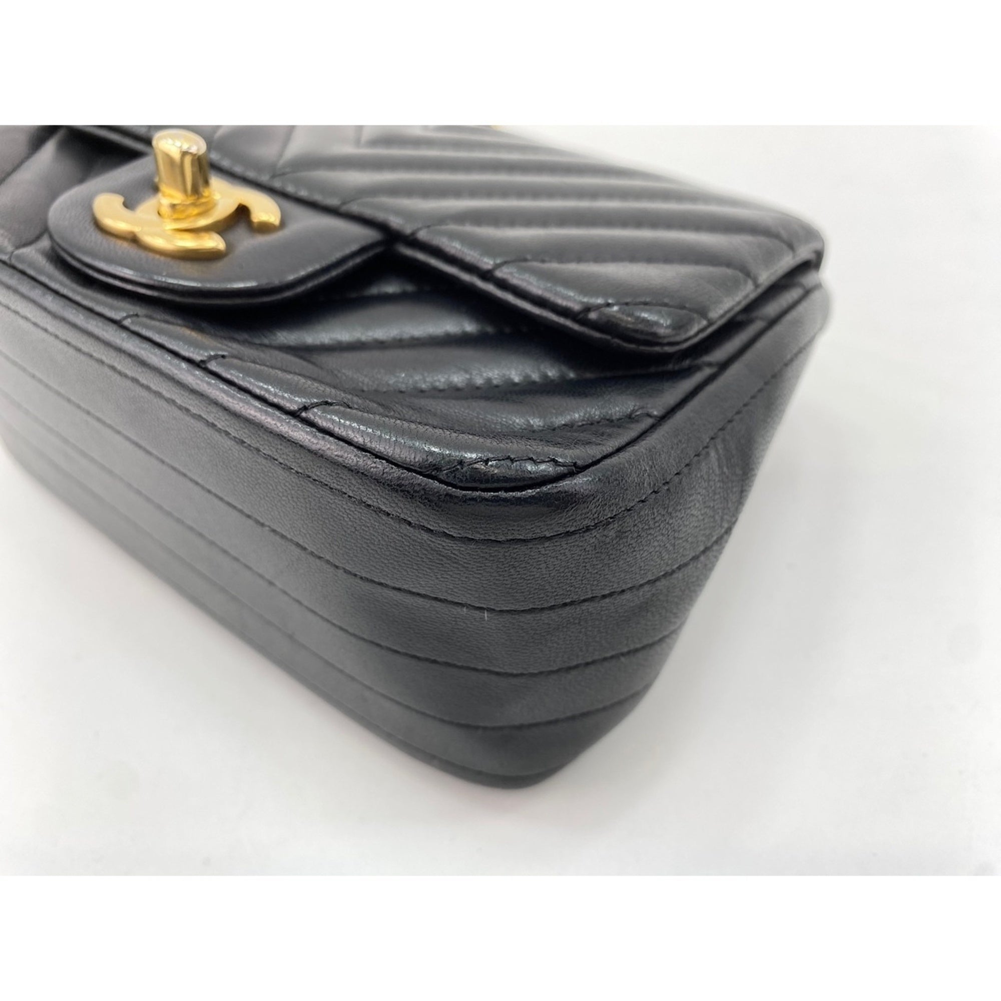 Chanel Black Shoulder Bag (Pre-Owned)