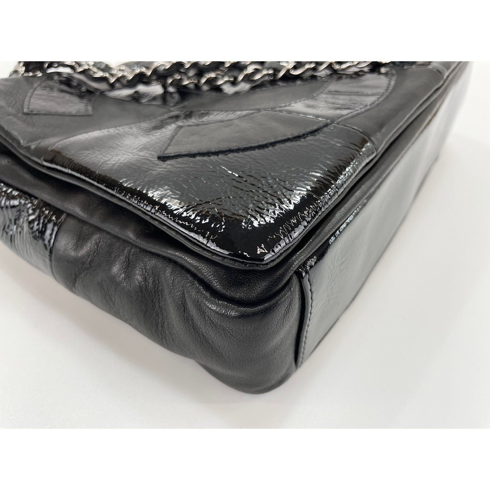 Chanel Black Leather Shoulder Bag (Pre-Owned)