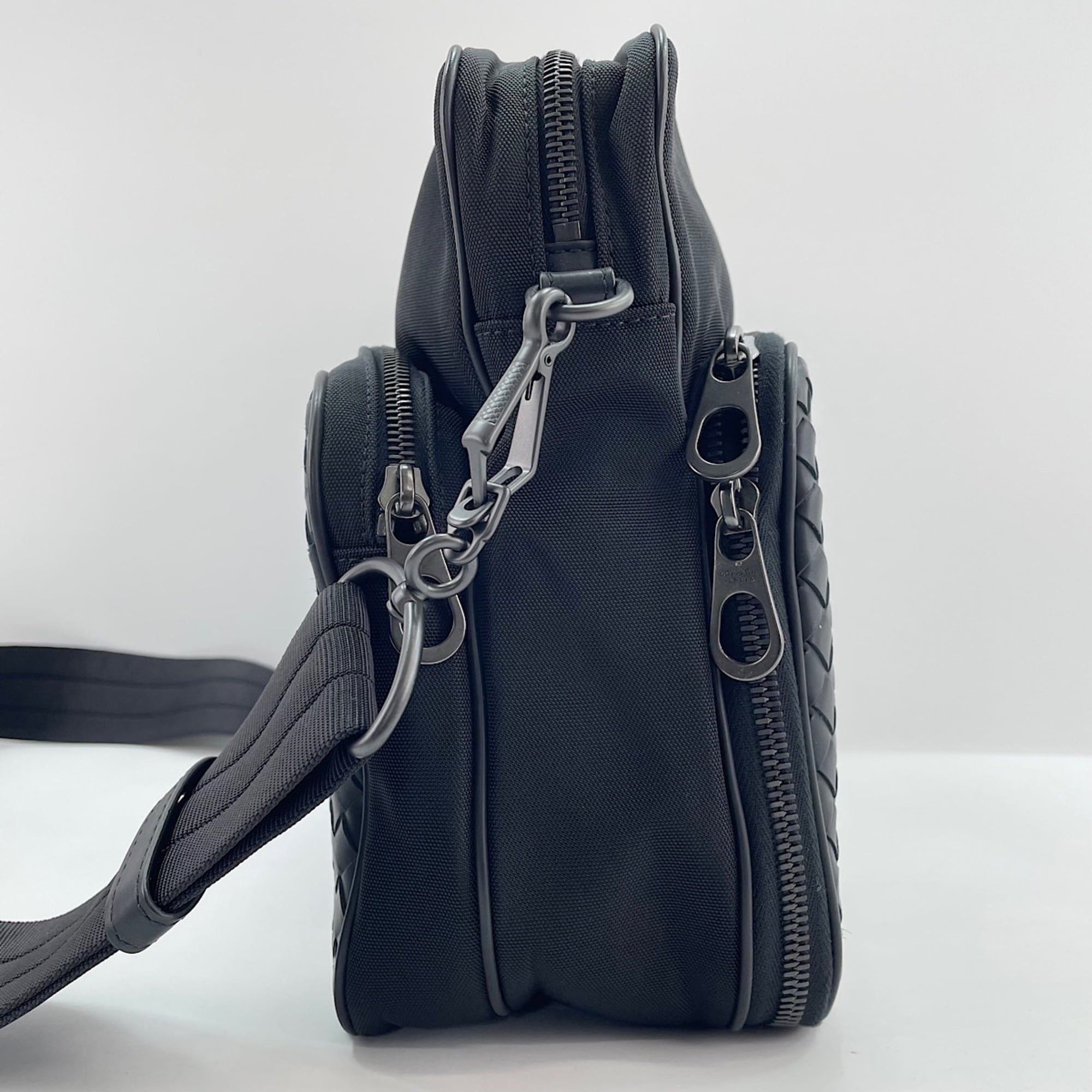 Bottega Veneta Black Intrecciato Shoulder Bag (Pre-Owned)