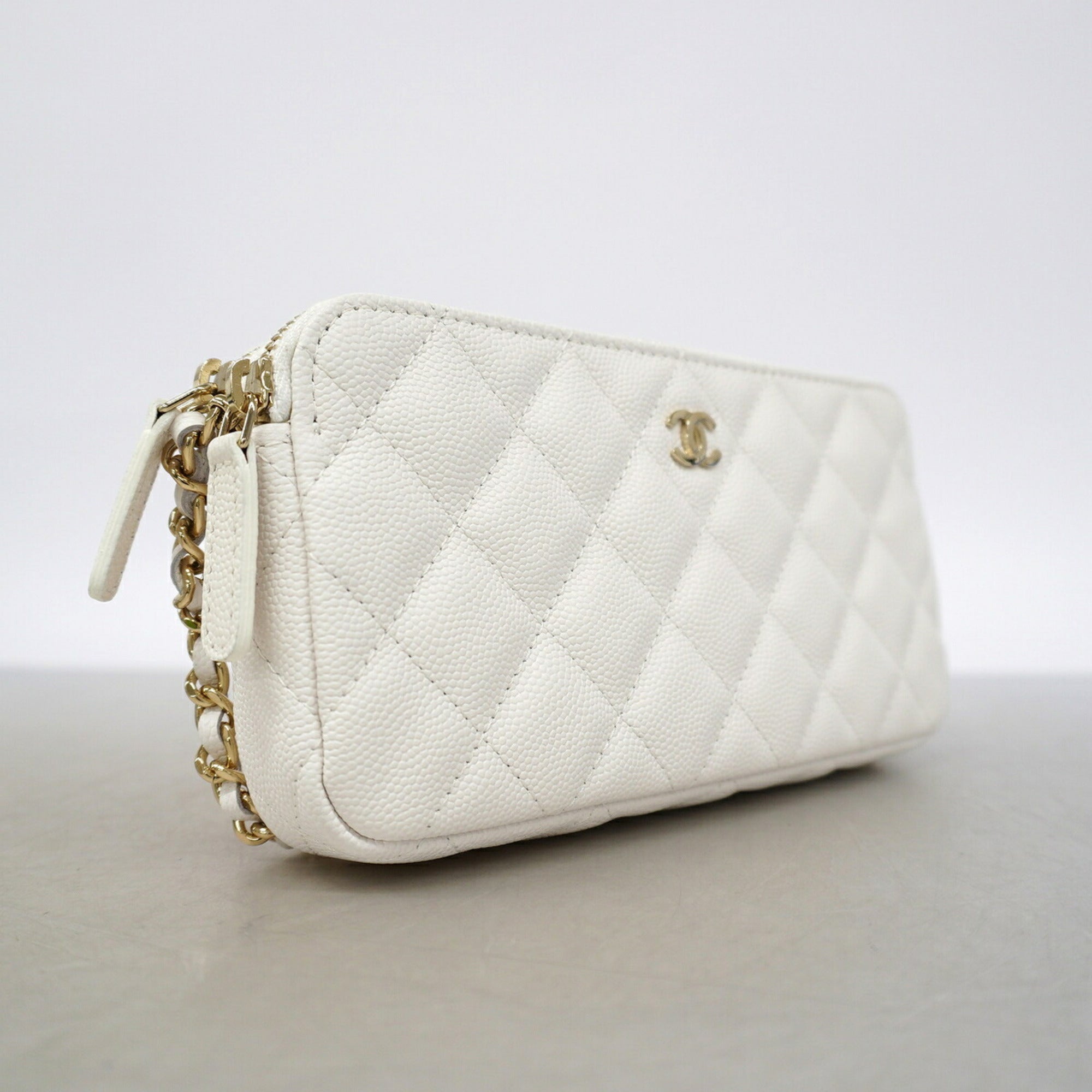 Chanel White Grained Calfskin Shoulder Bag (Pre-Owned)