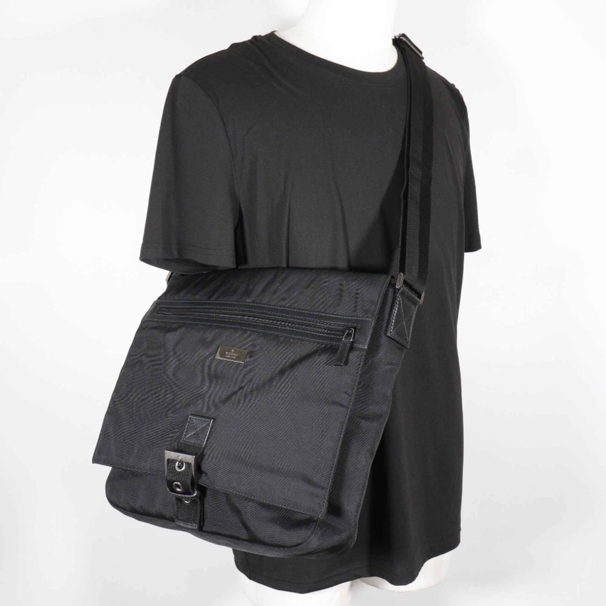 Gucci Black Nylon Canvas Shoulder Bag (Pre-Owned)