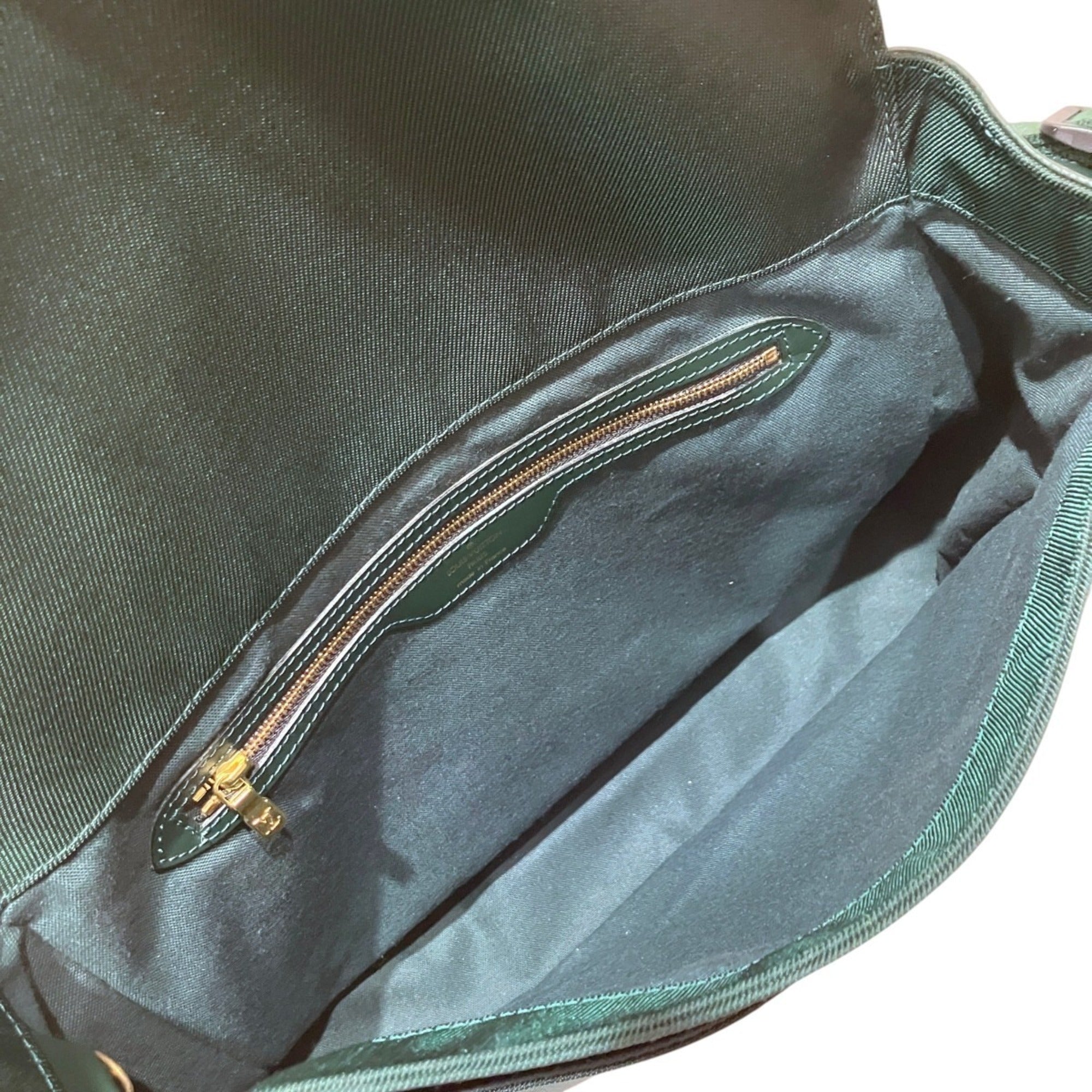 Louis Vuitton Taiga Episea Leather Shoulder Bag (Pre-Owned)