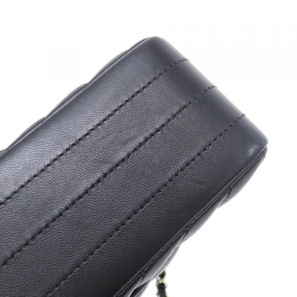 Chanel Black Leather Shoulder Bag (Pre-Owned)