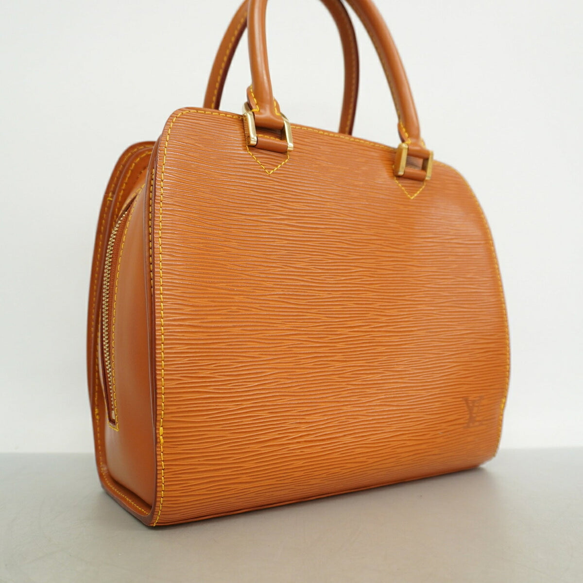 Louis Vuitton Gold Cipango Handbag (Pre-Owned)