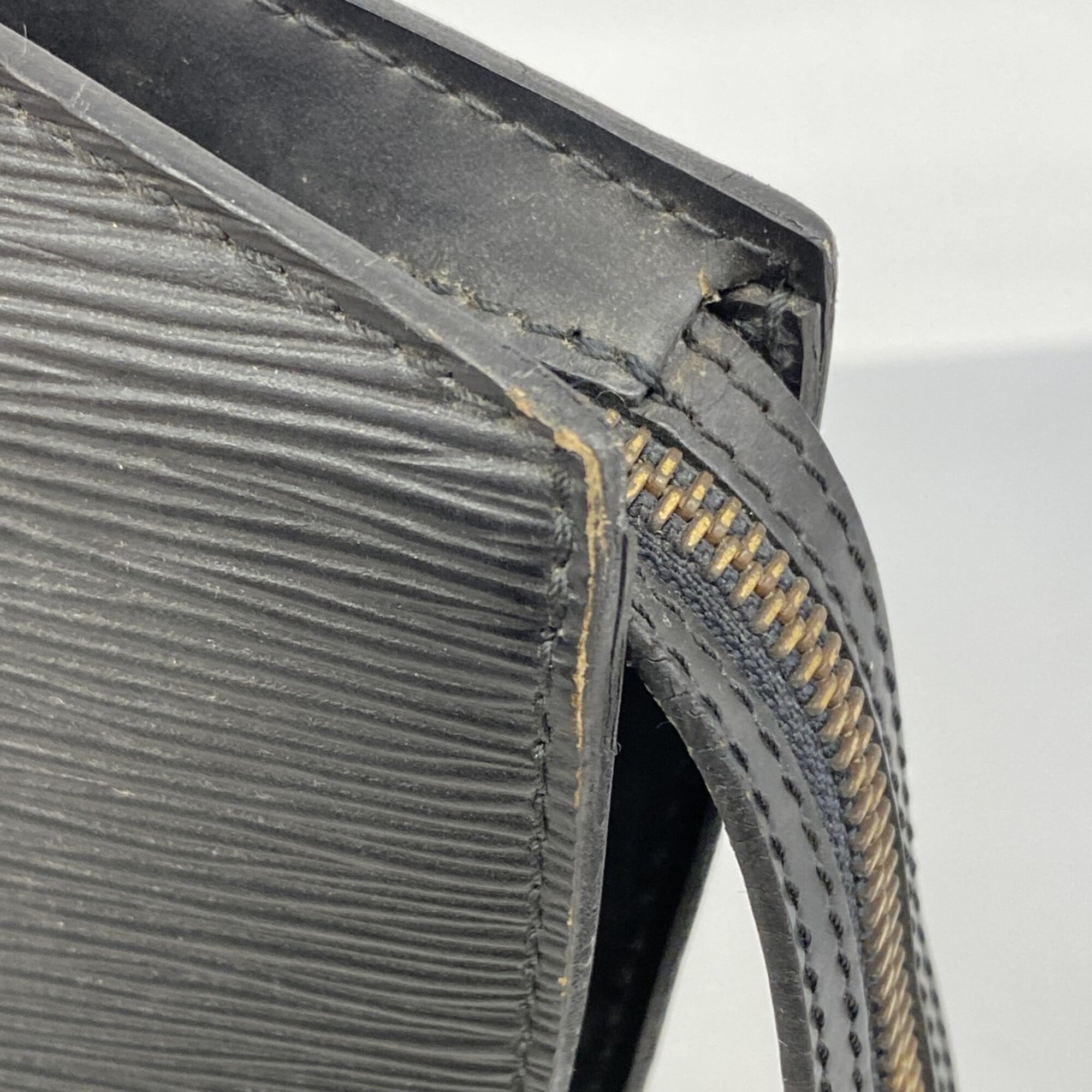Louis Vuitton Noir Shoulder Bag (Pre-Owned)