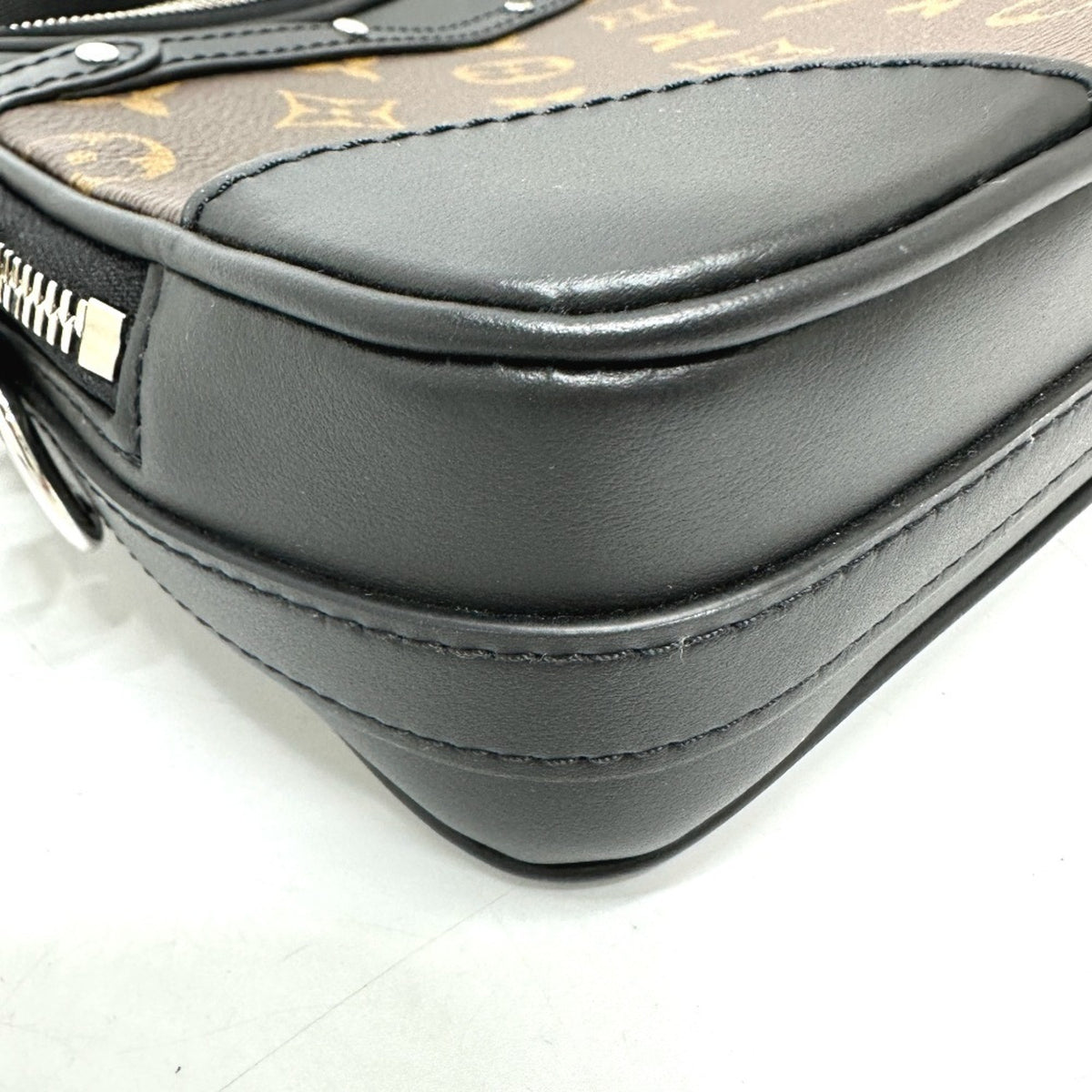 Louis Vuitton Brown Leather Shoulder Bag (Pre-Owned)