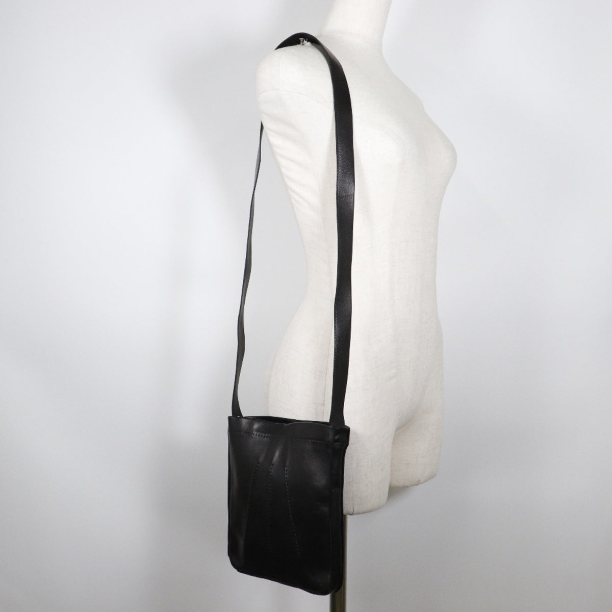 Hermes Black Leather Shoulder Bag (Pre-Owned)