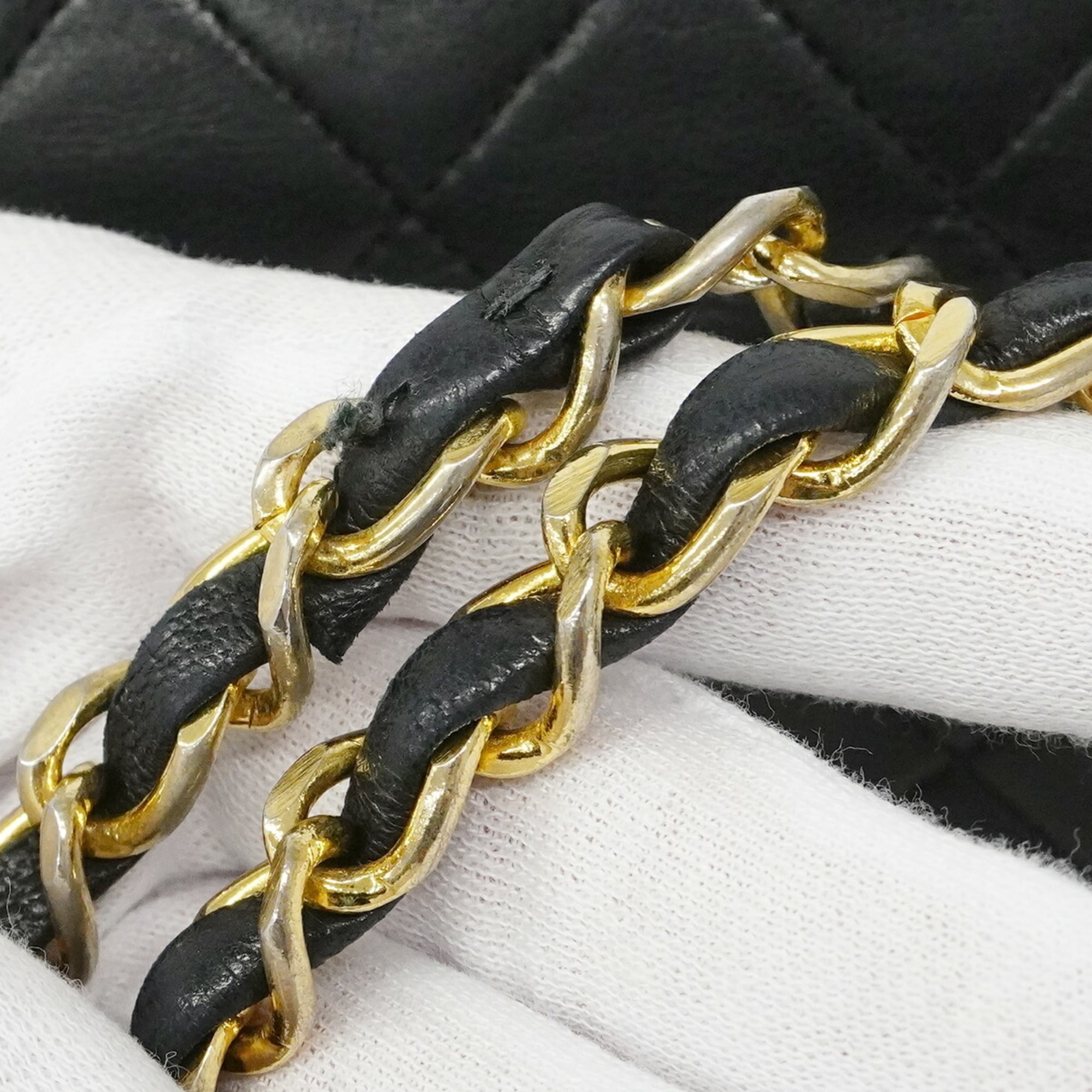 Chanel Black Leather Shoulder Bag (Pre-Owned)
