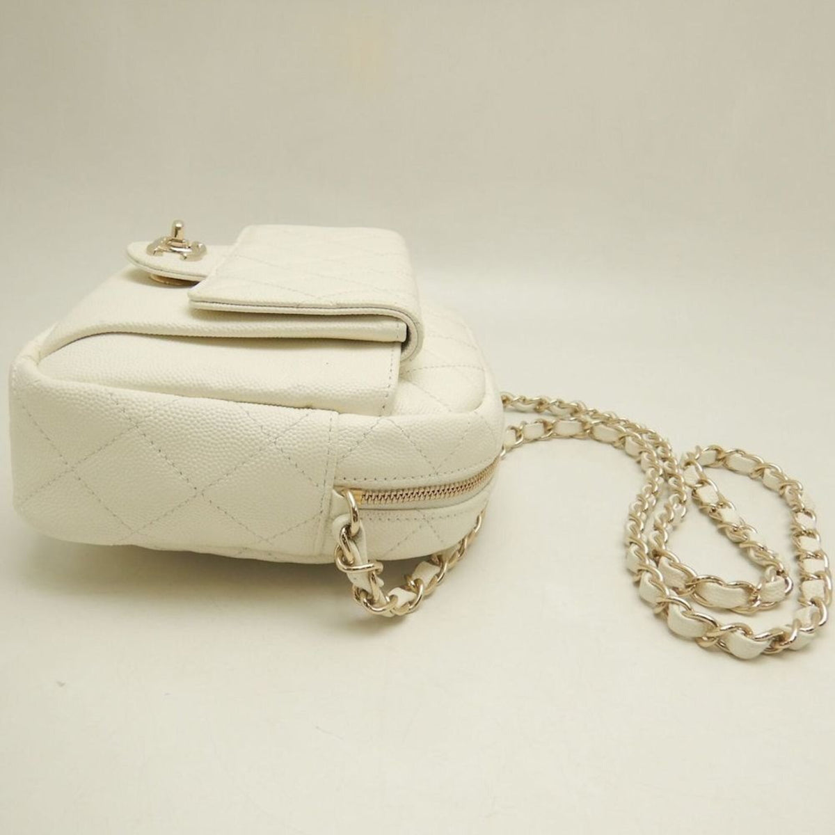 Chanel White Grained Calfskin Shoulder Bag (Pre-Owned)
