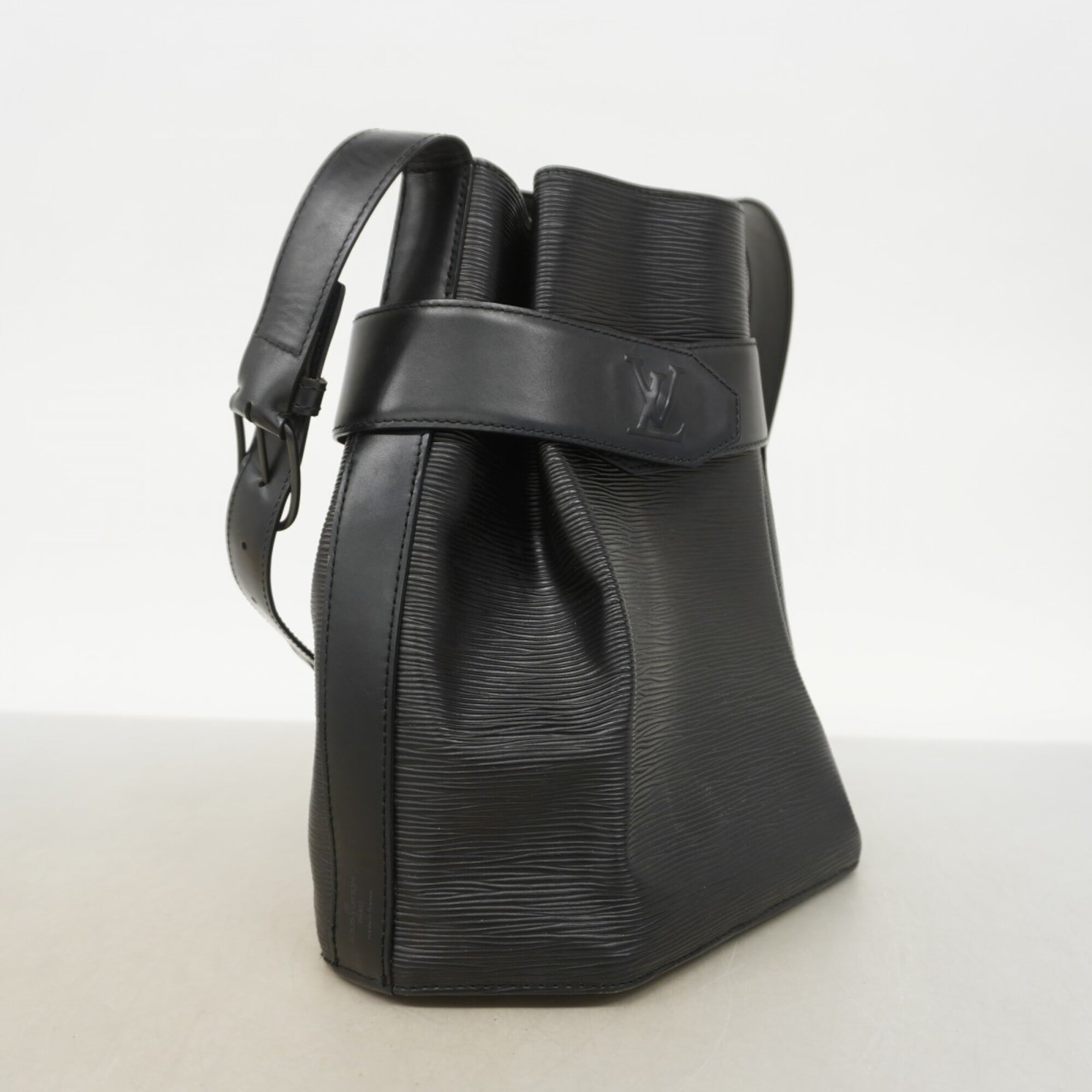 Louis Vuitton Noir Shoulder Bag (Pre-Owned)
