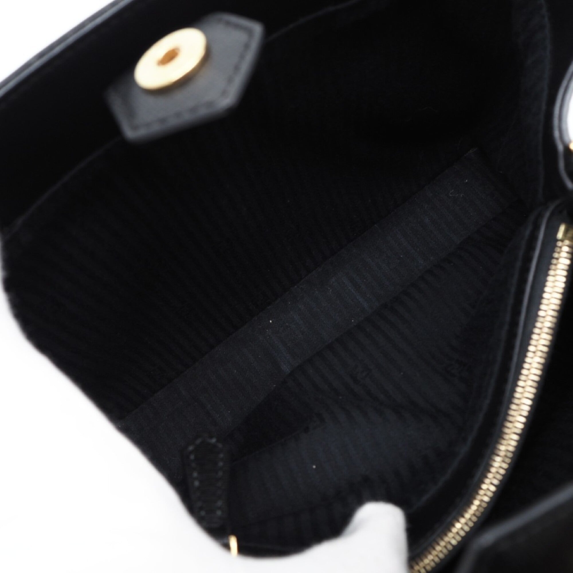 Fendi Black Leather Handbag (Pre-Owned)