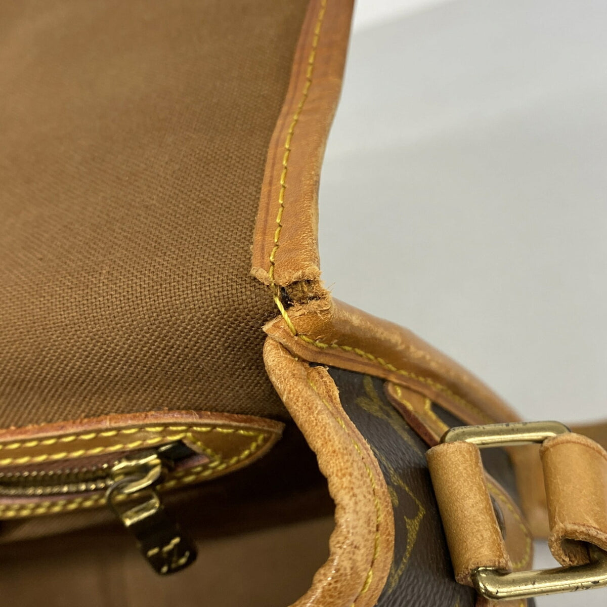 Louis Vuitton Brown Shoulder Bag (Pre-Owned)
