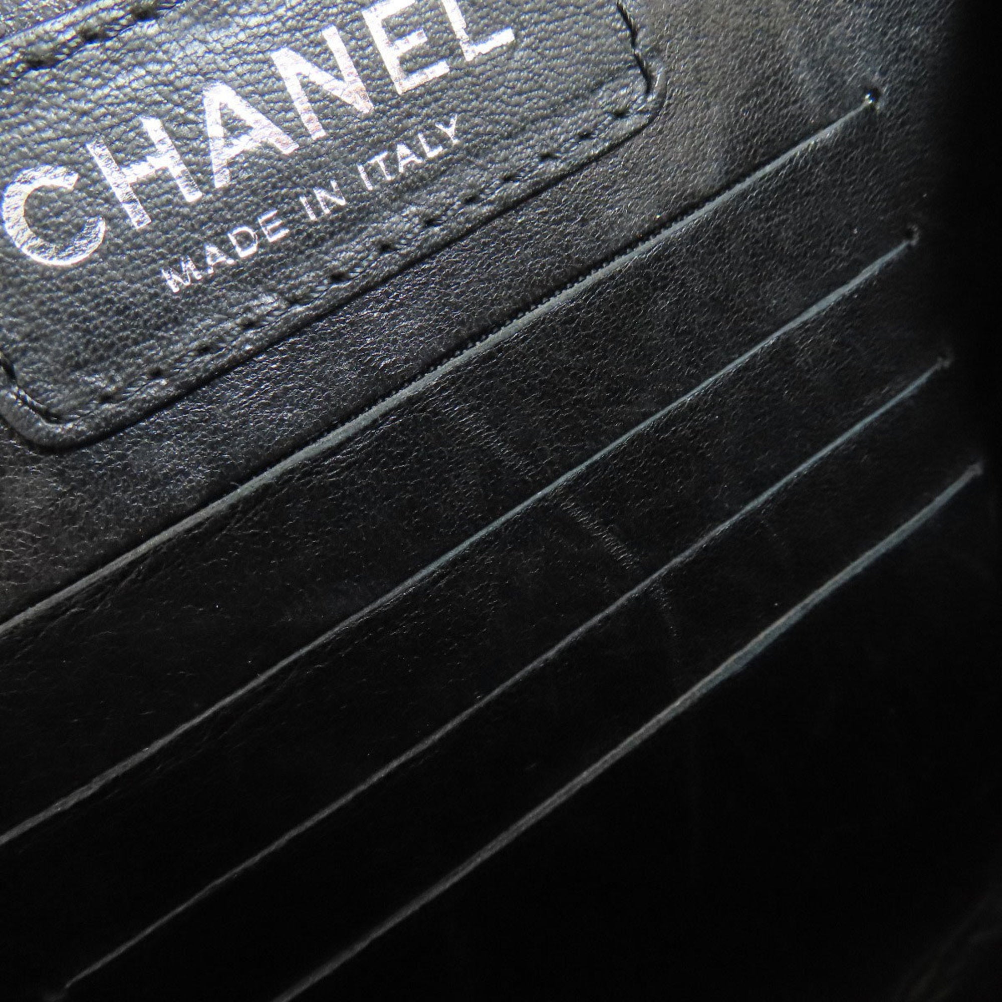 Chanel Black Leather Shoulder Bag (Pre-Owned)