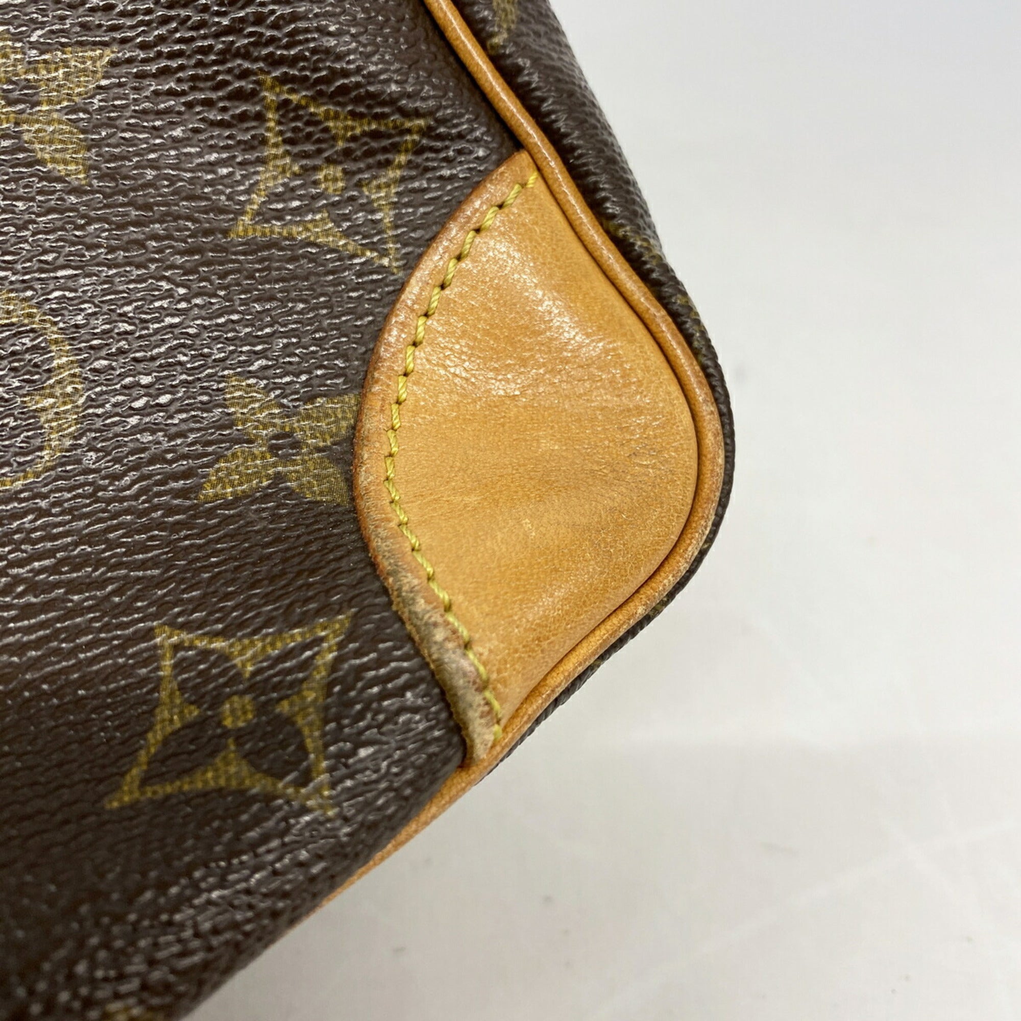 Louis Vuitton Brown Shoulder Bag (Pre-Owned)