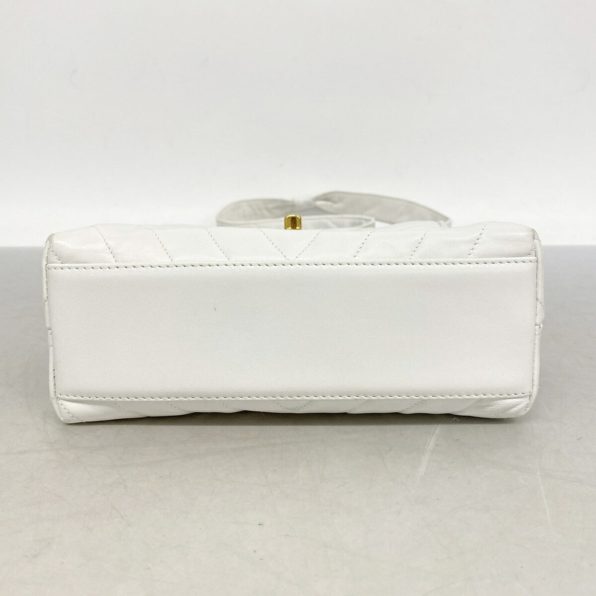 Chanel White Leather Shoulder Bag (Pre-Owned)