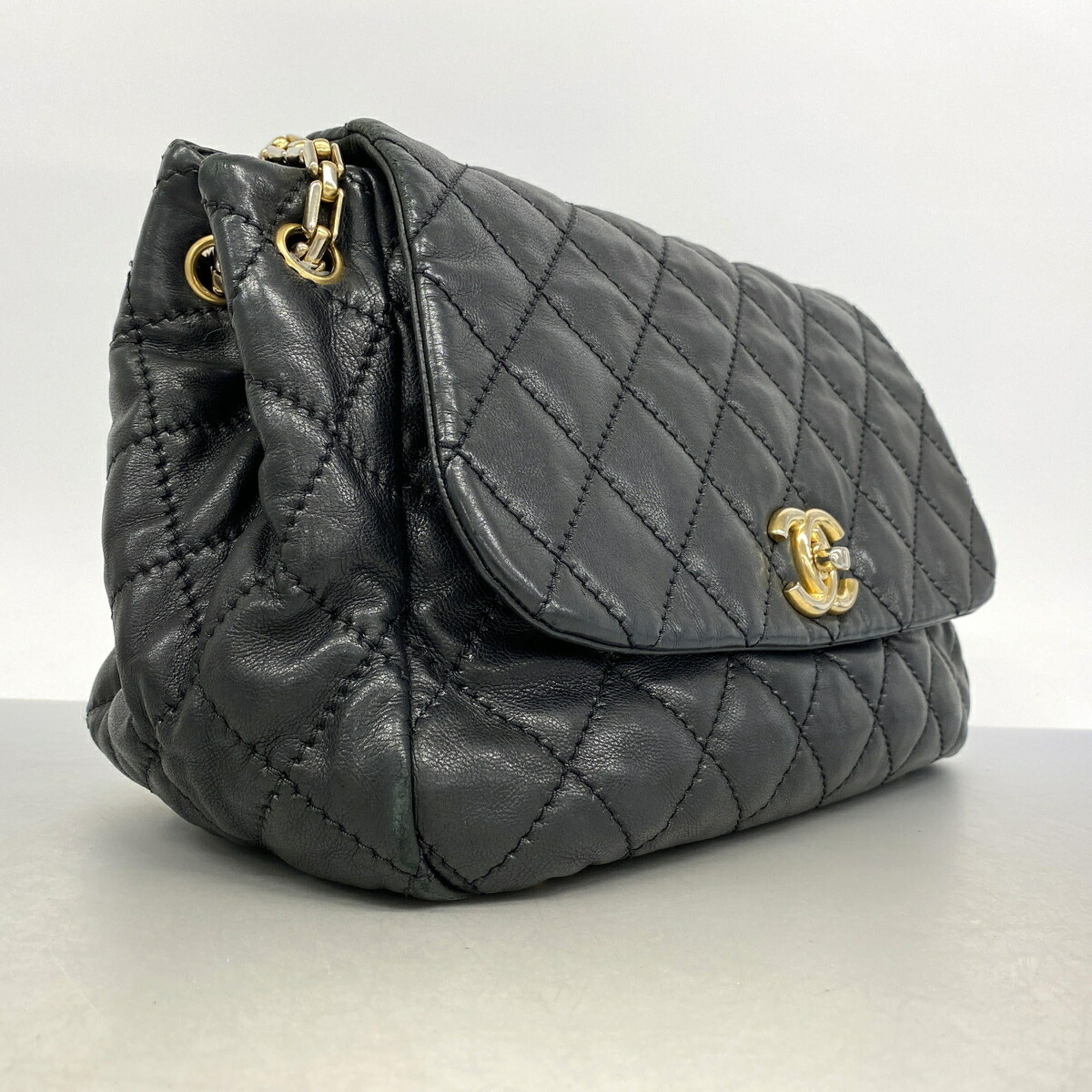 Chanel Black Leather Shoulder Bag (Pre-Owned)