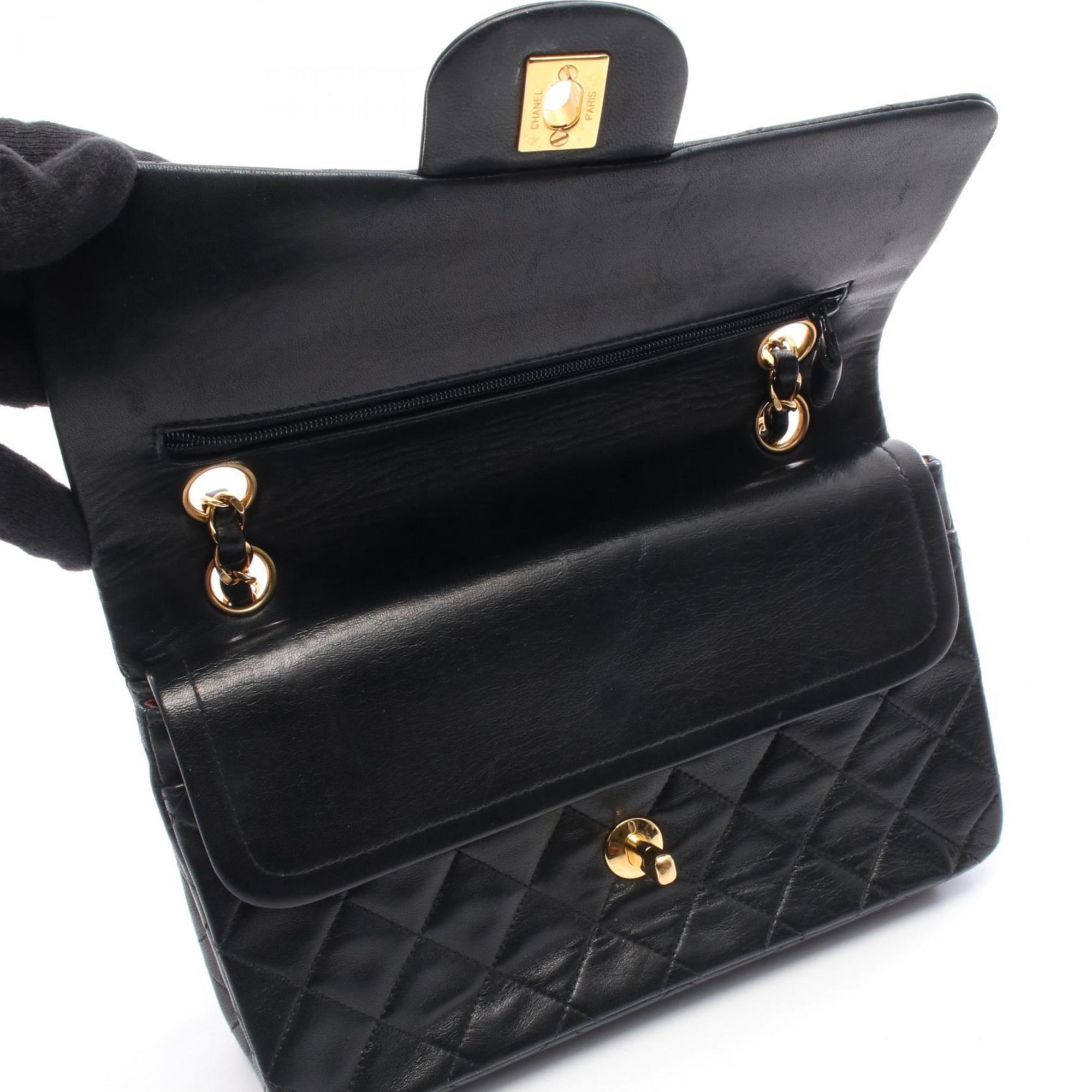 Chanel Black Leather Shoulder Bag (Pre-Owned)
