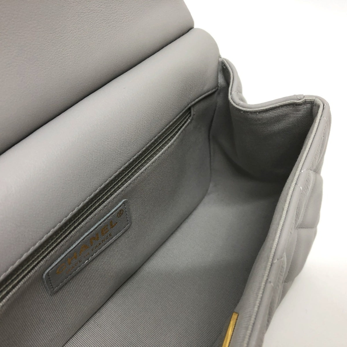 Chanel Gray Leather Shoulder Bag (Pre-Owned)
