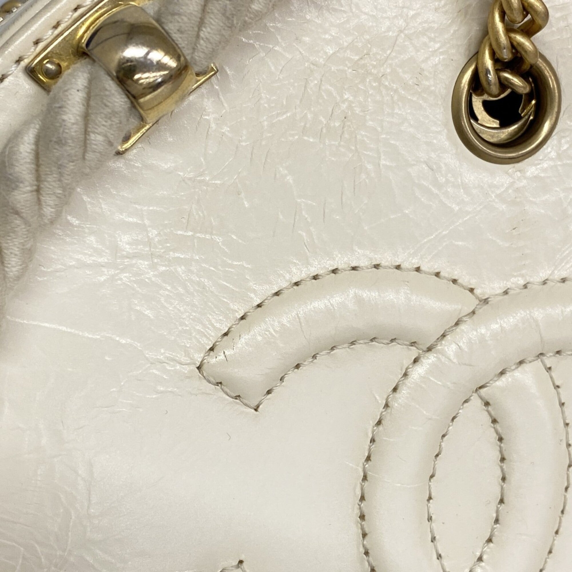Chanel White Leather Handbag (Pre-Owned)