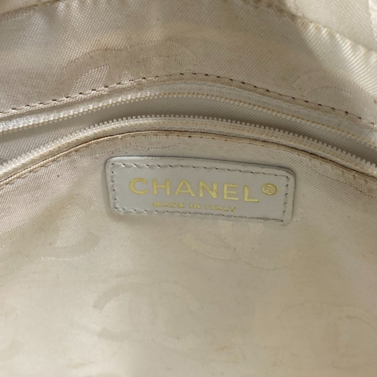 Chanel White Leather Handbag (Pre-Owned)