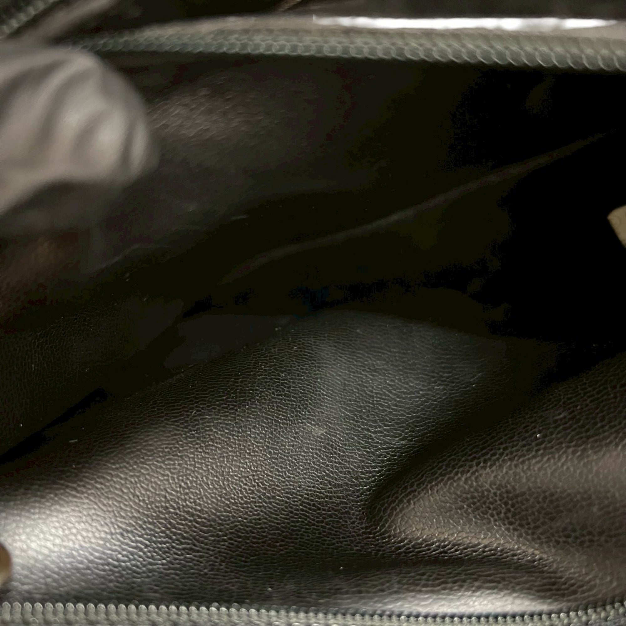Chanel Black Leather Shoulder Bag (Pre-Owned)