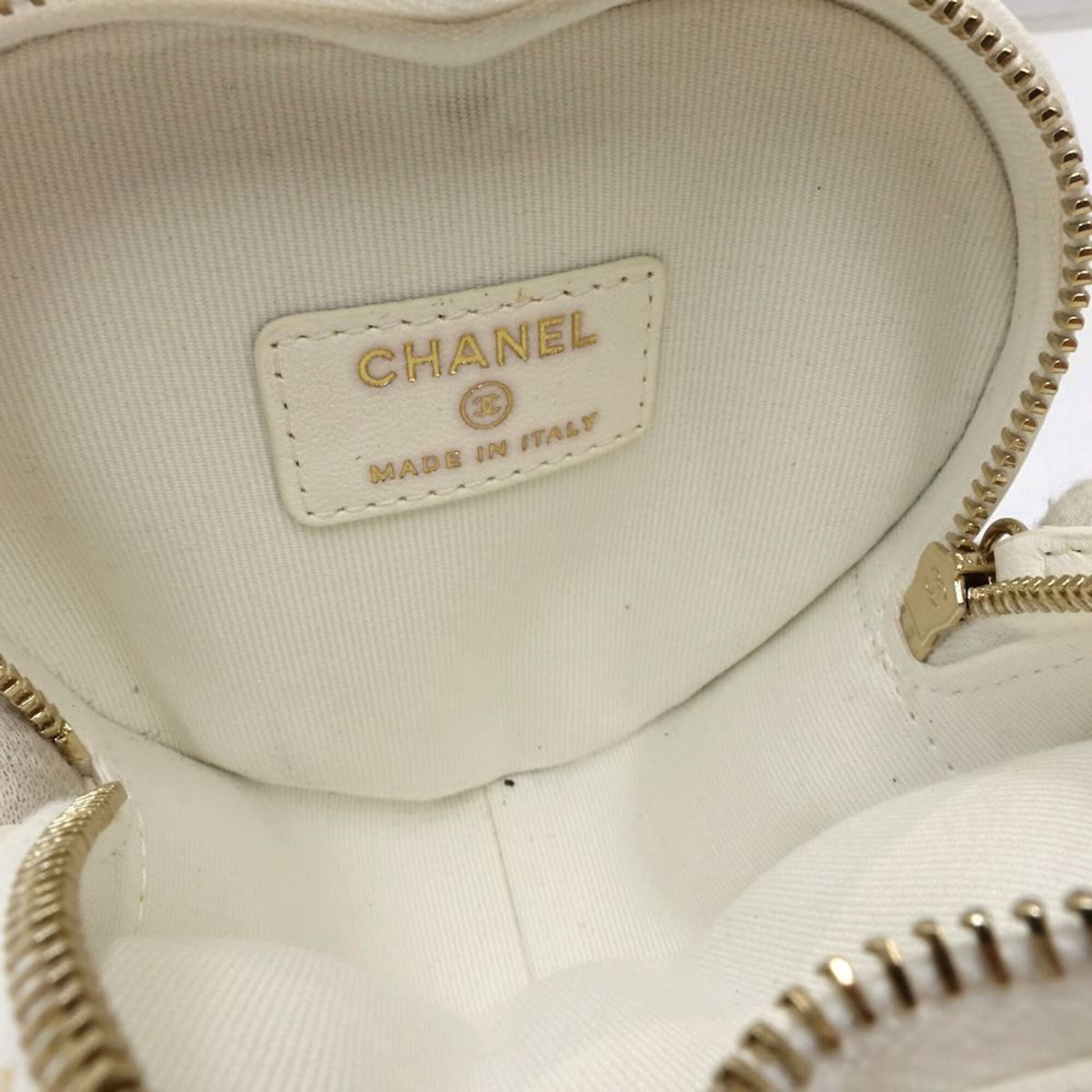 Chanel White Leather Fanny Pack Sling Bag (Pre-Owned)