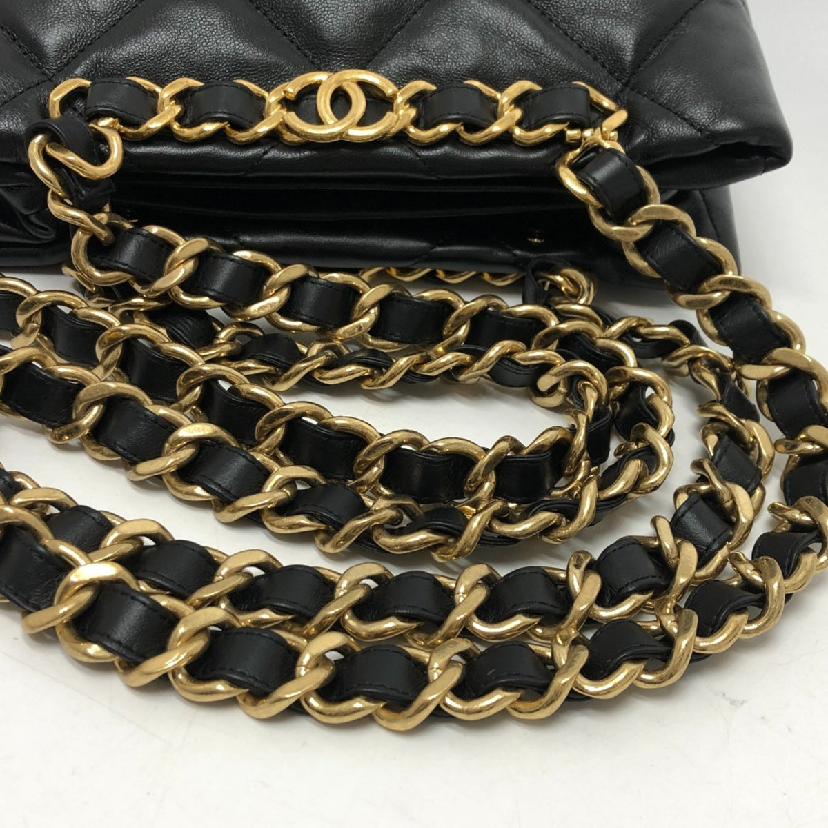 Chanel Black Leather Shoulder Bag (Pre-Owned)