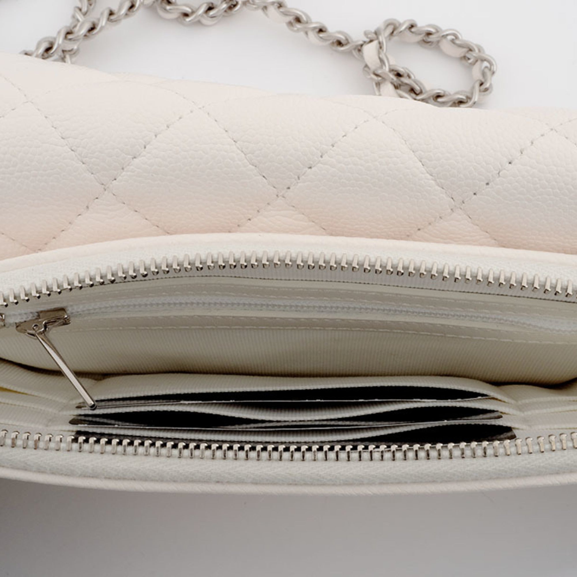 Chanel Matelasse White Caviar Leather Shoulder Bag (Pre-Owned)