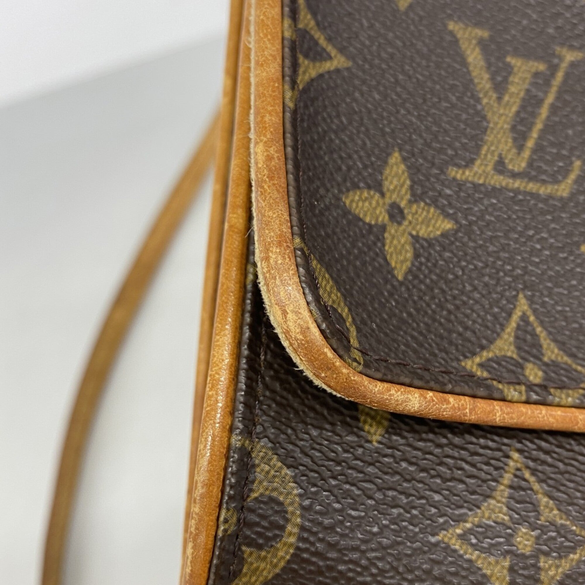 Louis Vuitton Brown Shoulder Bag (Pre-Owned)
