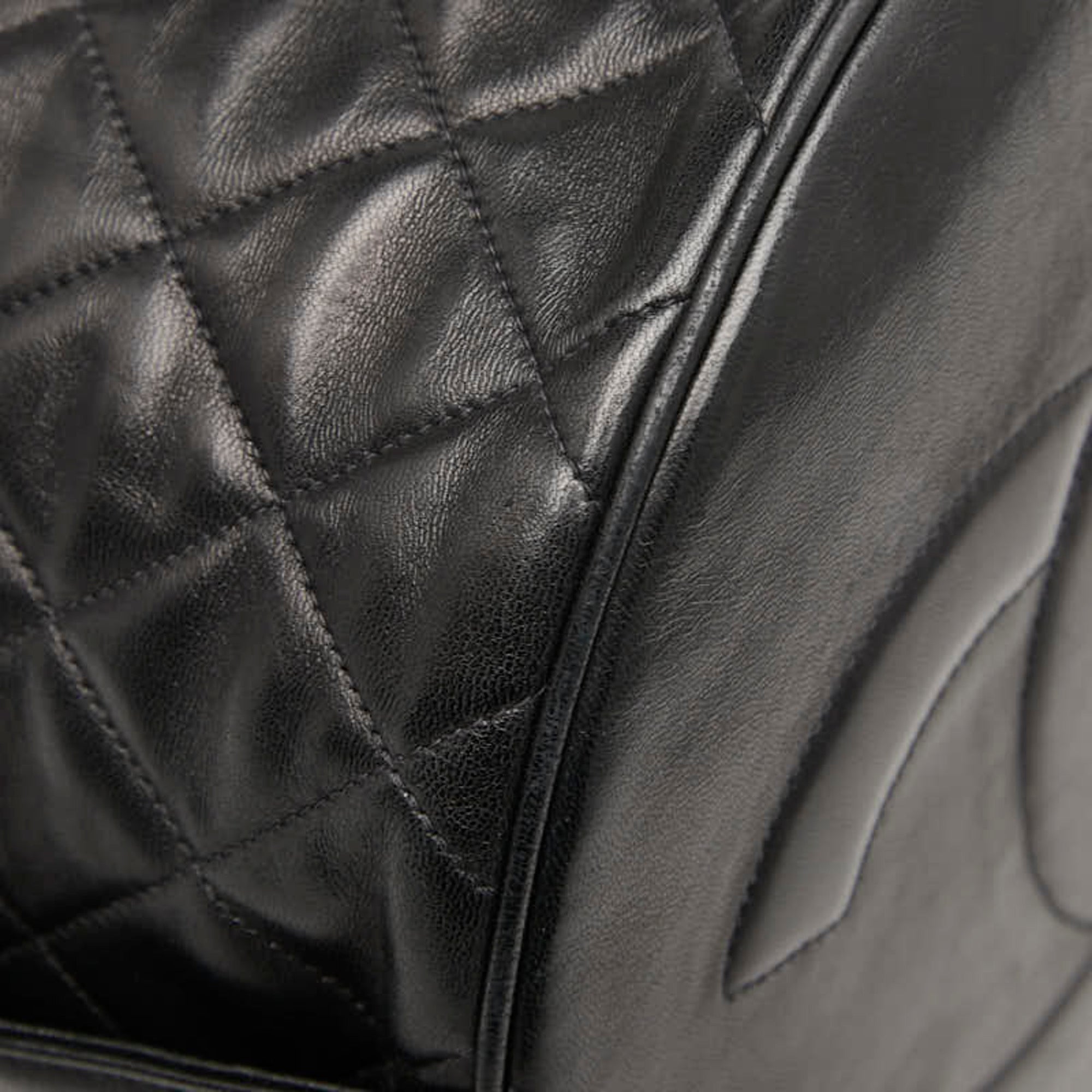 Chanel Matelasse Black Leather Shoulder Bag (Pre-Owned)