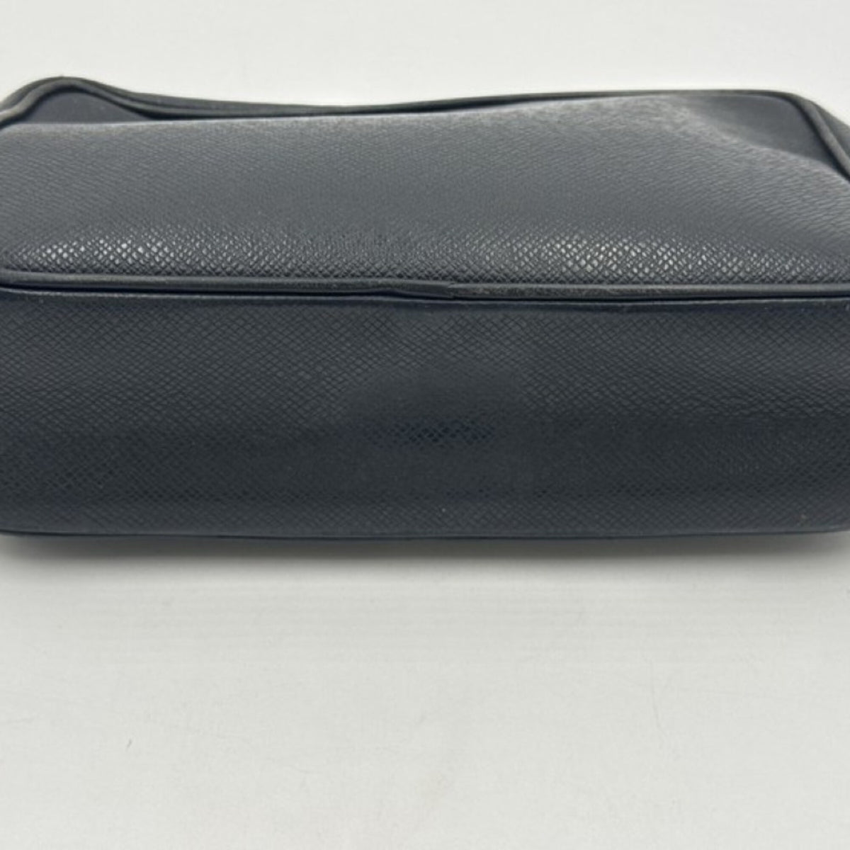Louis Vuitton Ardoise Black Taiga Leather Clutch Bag (Pre-Owned)