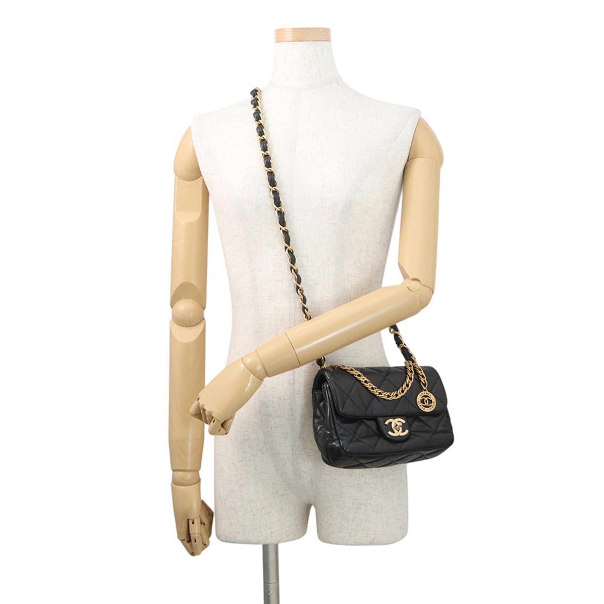 Chanel Black Leather Handbag Shoulder Bag (Pre-Owned)