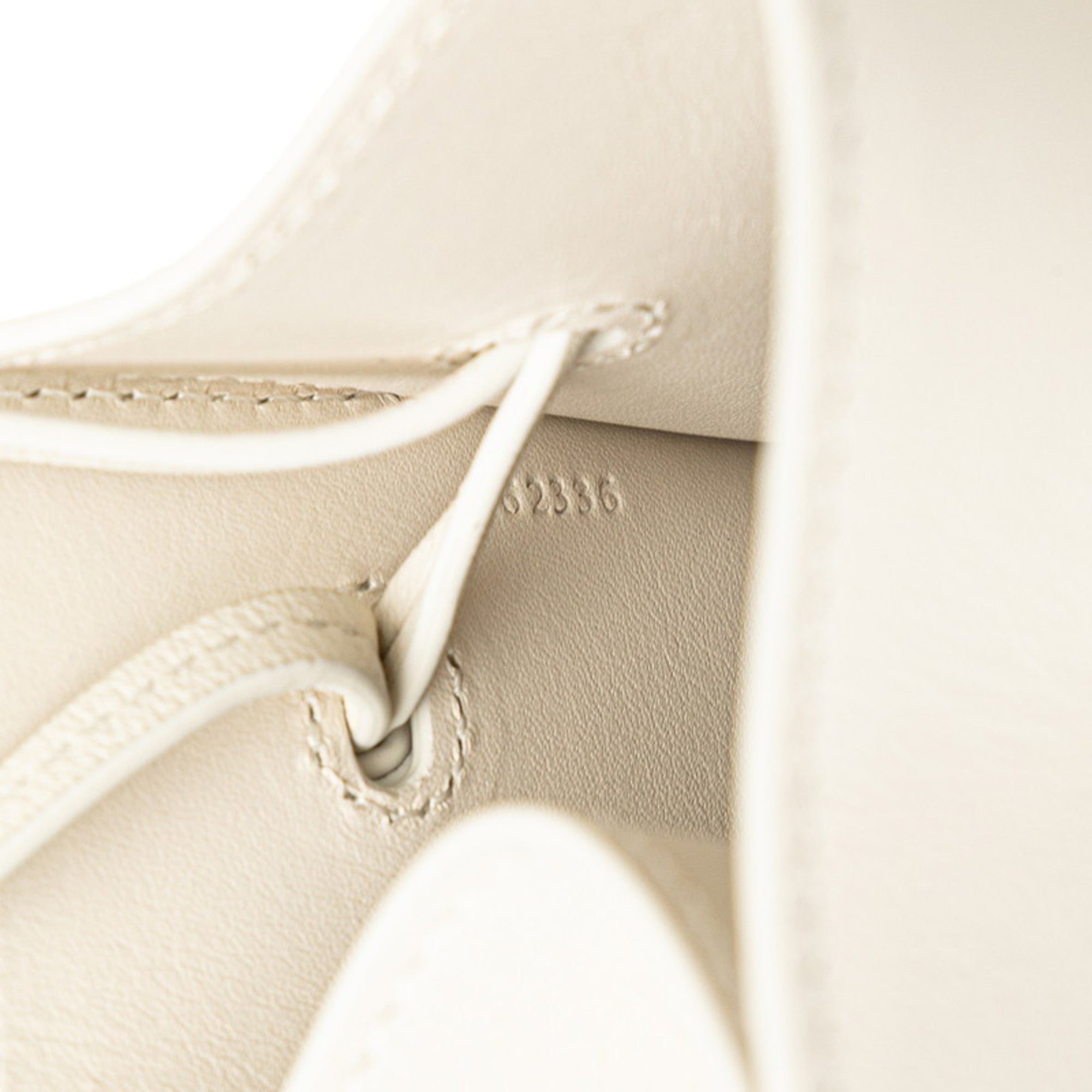 Loewe Off-White Leather Shoulder Bag (Pre-Owned)