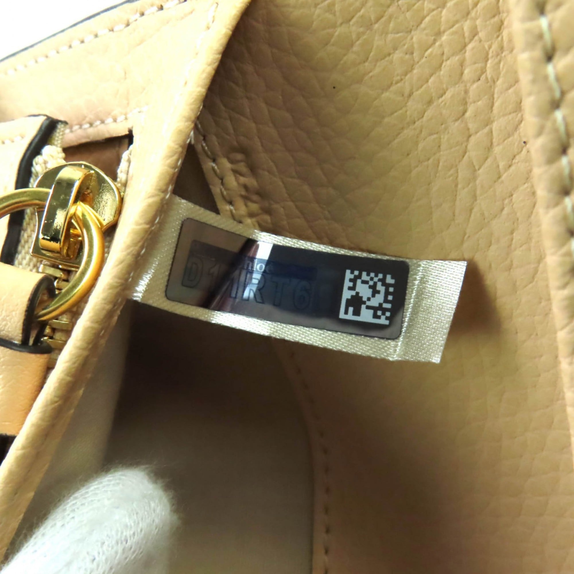 Chloé Beige Leather Long Wallet (Bi-Fold) (Pre-Owned)