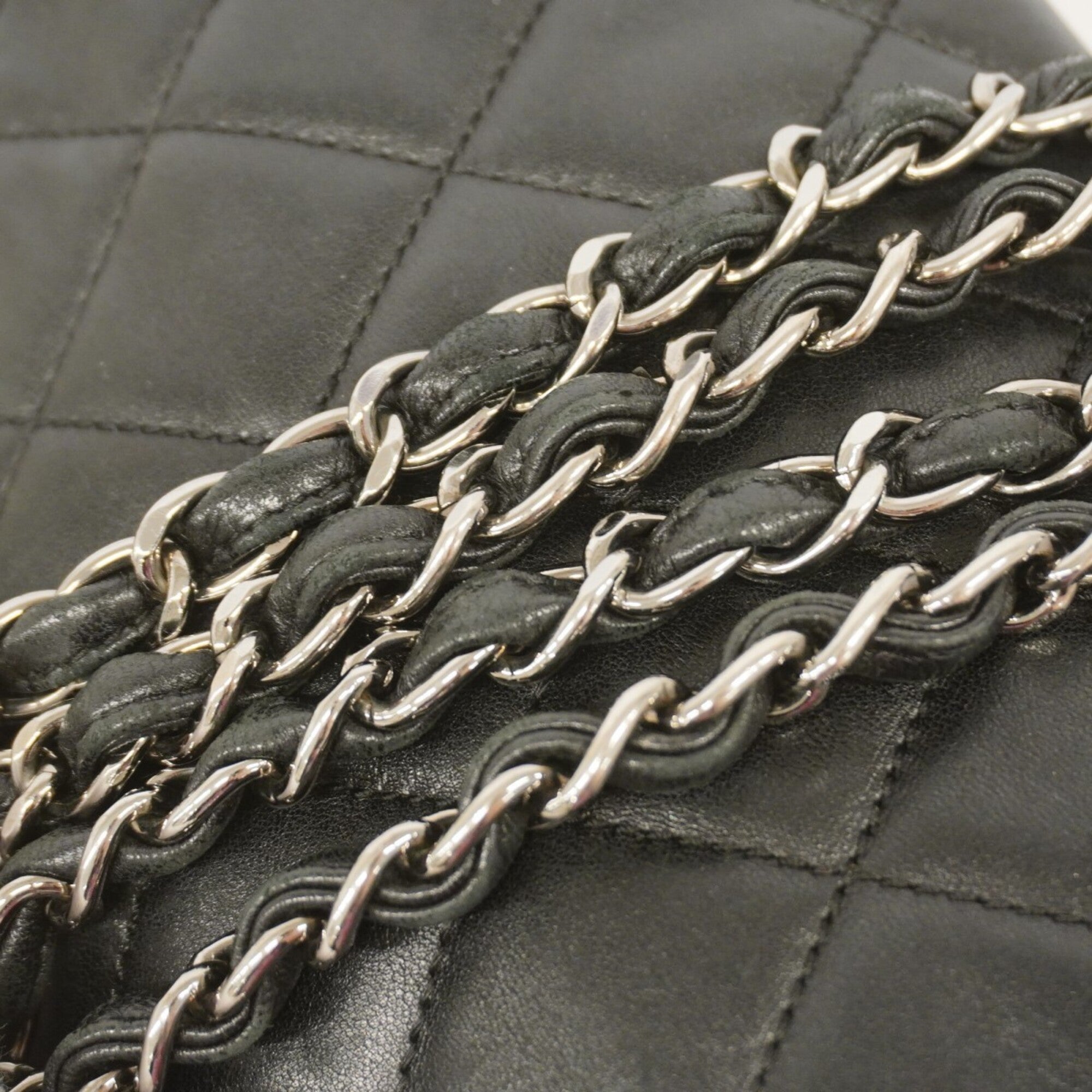 Chanel Black Leather Handbag (Pre-Owned)