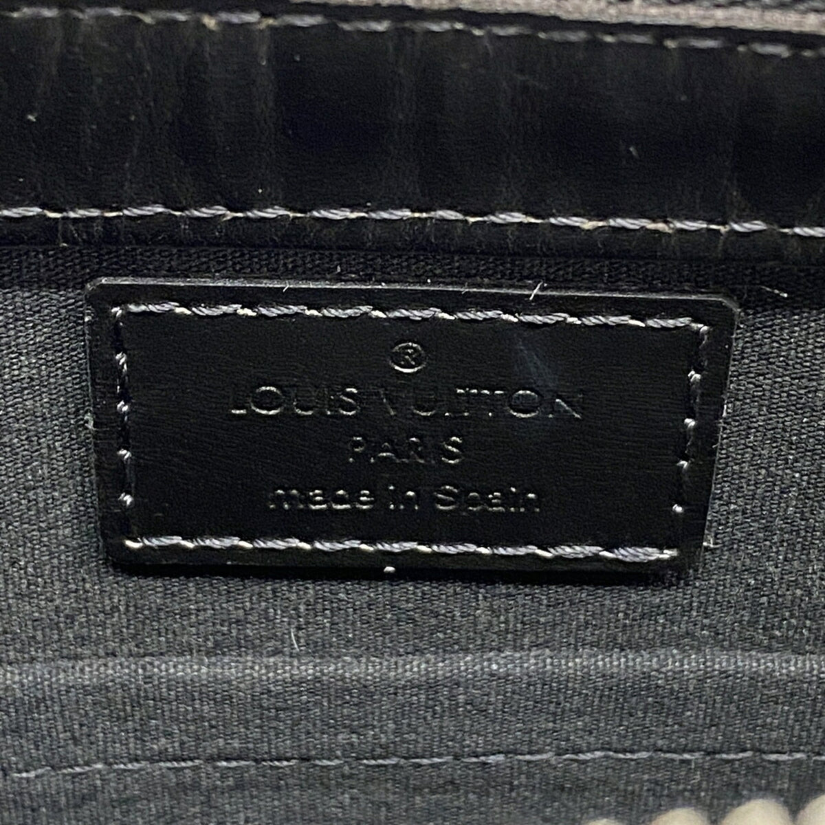 Louis Vuitton Noir Shoulder Bag (Pre-Owned)