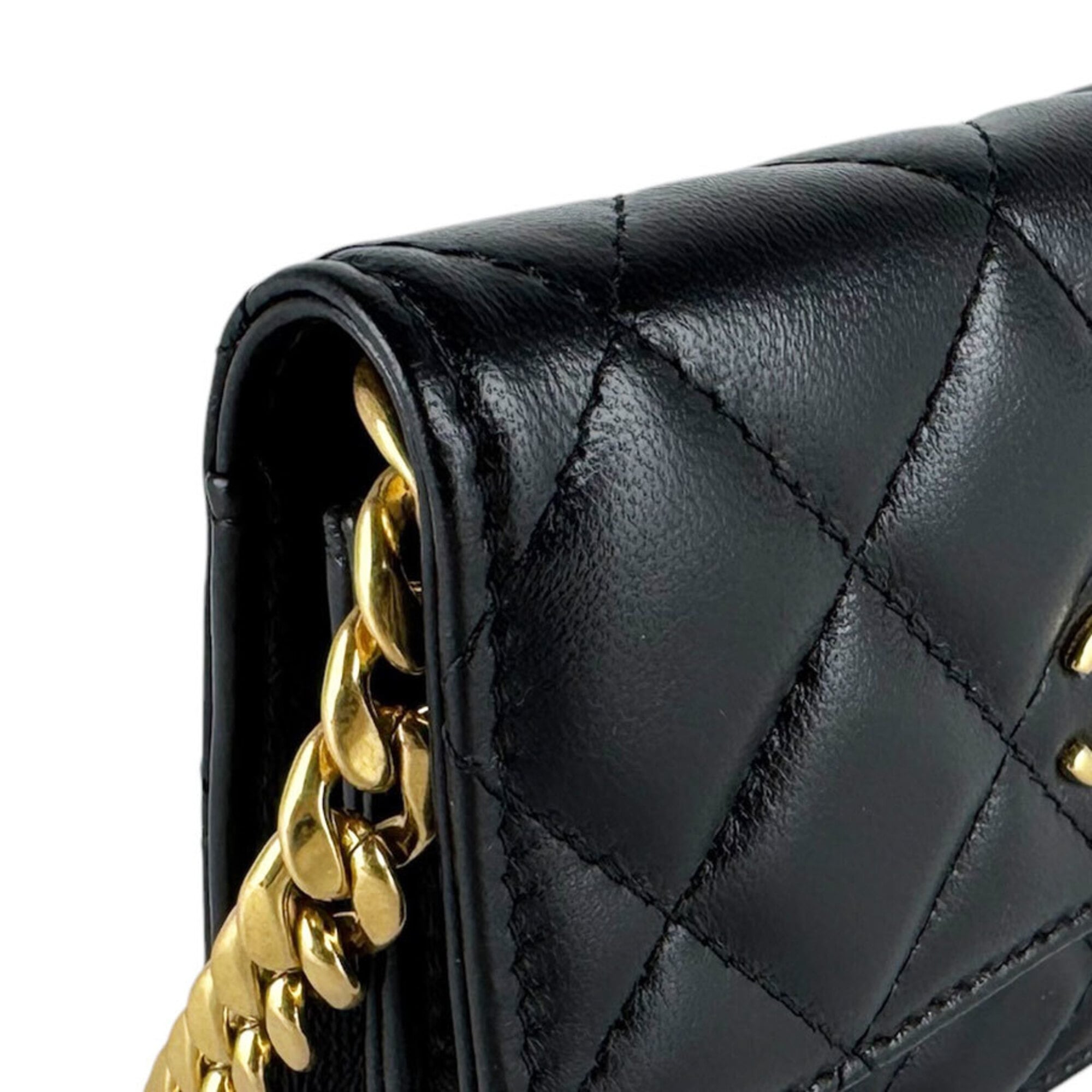 Chanel Black Leather Pochette (Pre-Owned)
