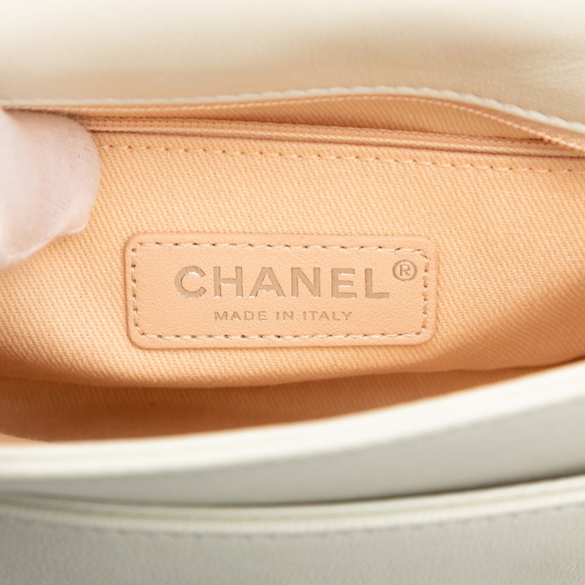 Chanel White Leather Shoulder Bag (Pre-Owned)