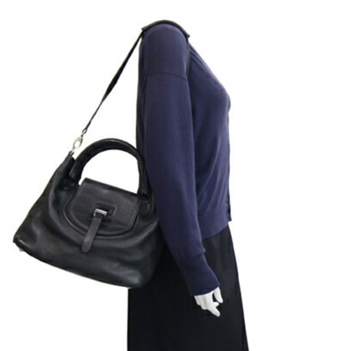 Melo Black Leather Handbag Pouch Shoulder Bag (Pre-Owned)