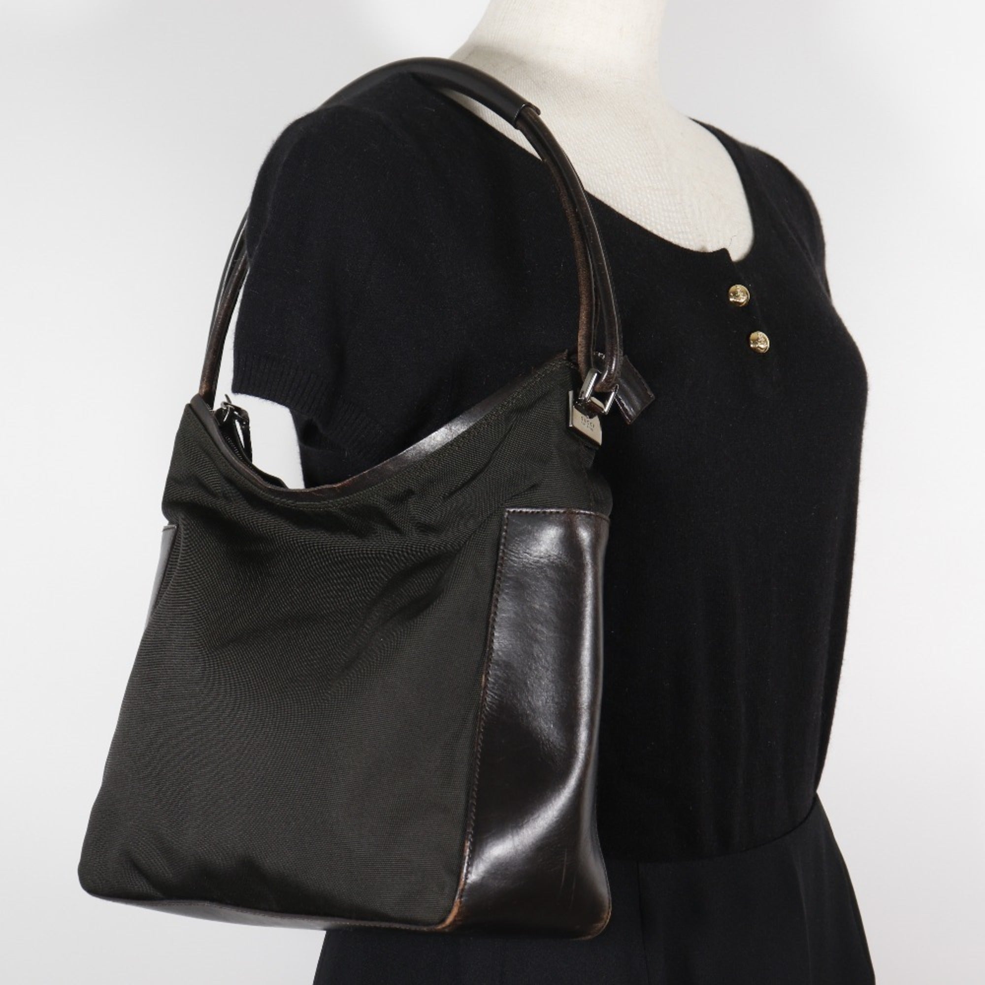 Gucci Black Nylon Canvas Shoulder Bag (Pre-Owned)