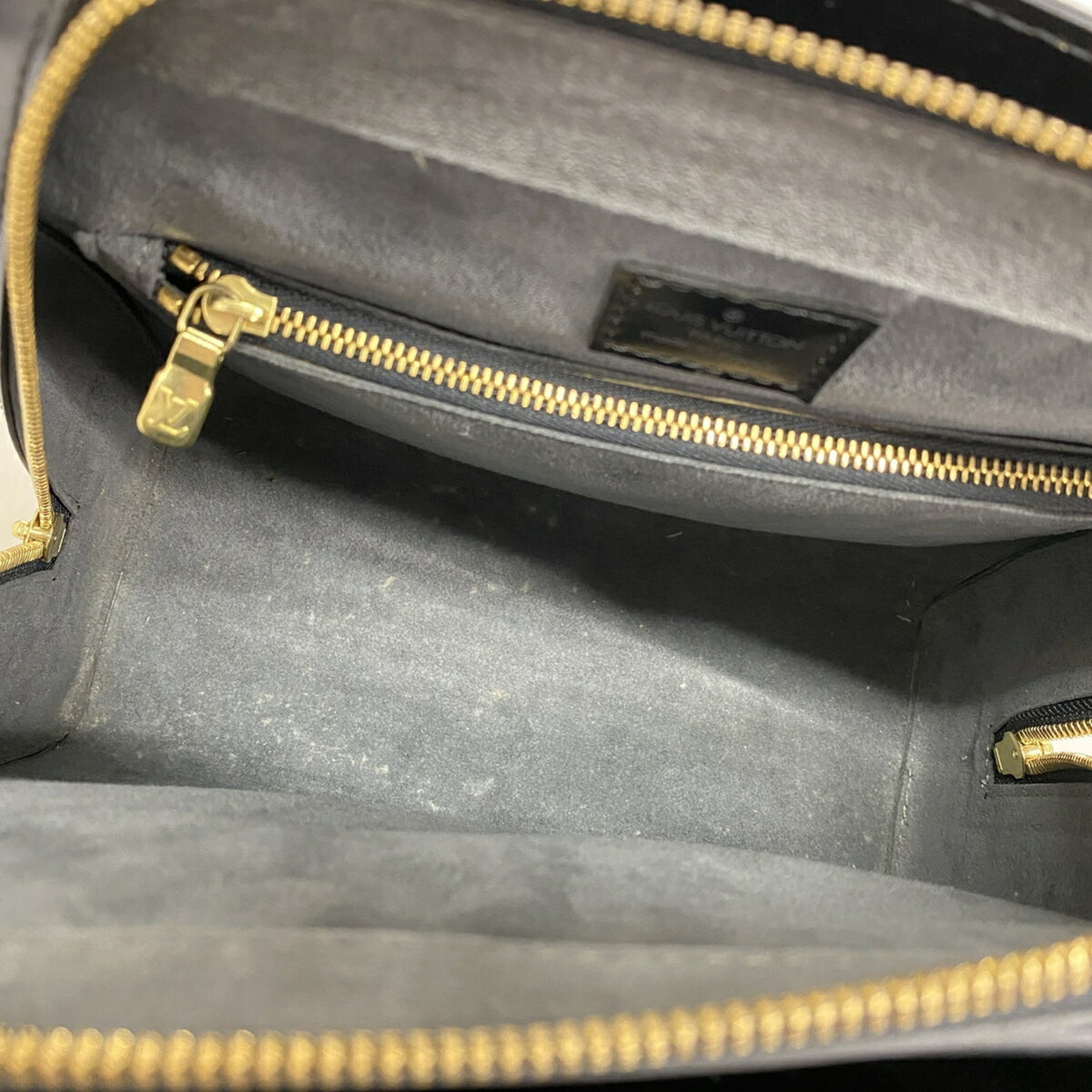 Louis Vuitton Noir Handbag (Pre-Owned)