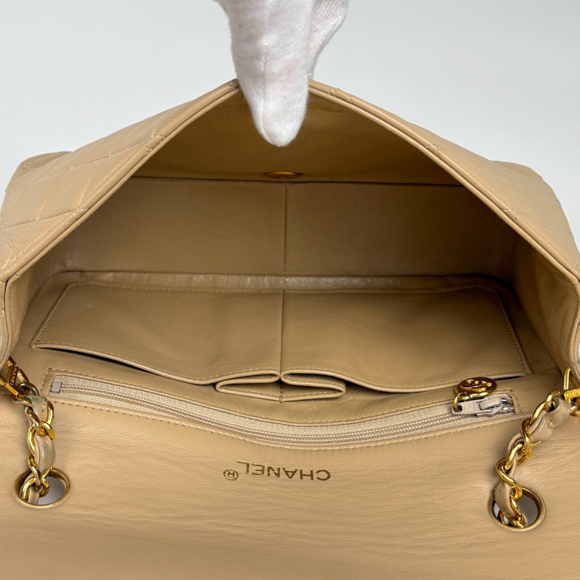 Chanel Matelasse Beige Leather Shoulder Bag (Pre-Owned)