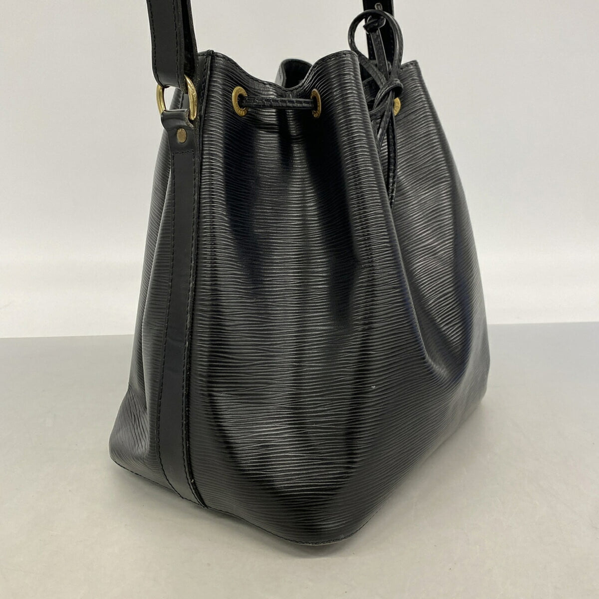 Louis Vuitton Noir Shoulder Bag (Pre-Owned)
