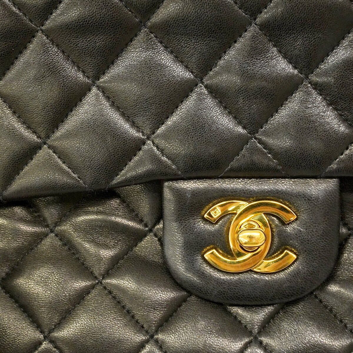 Chanel Black Leather Shoulder Bag (Pre-Owned)