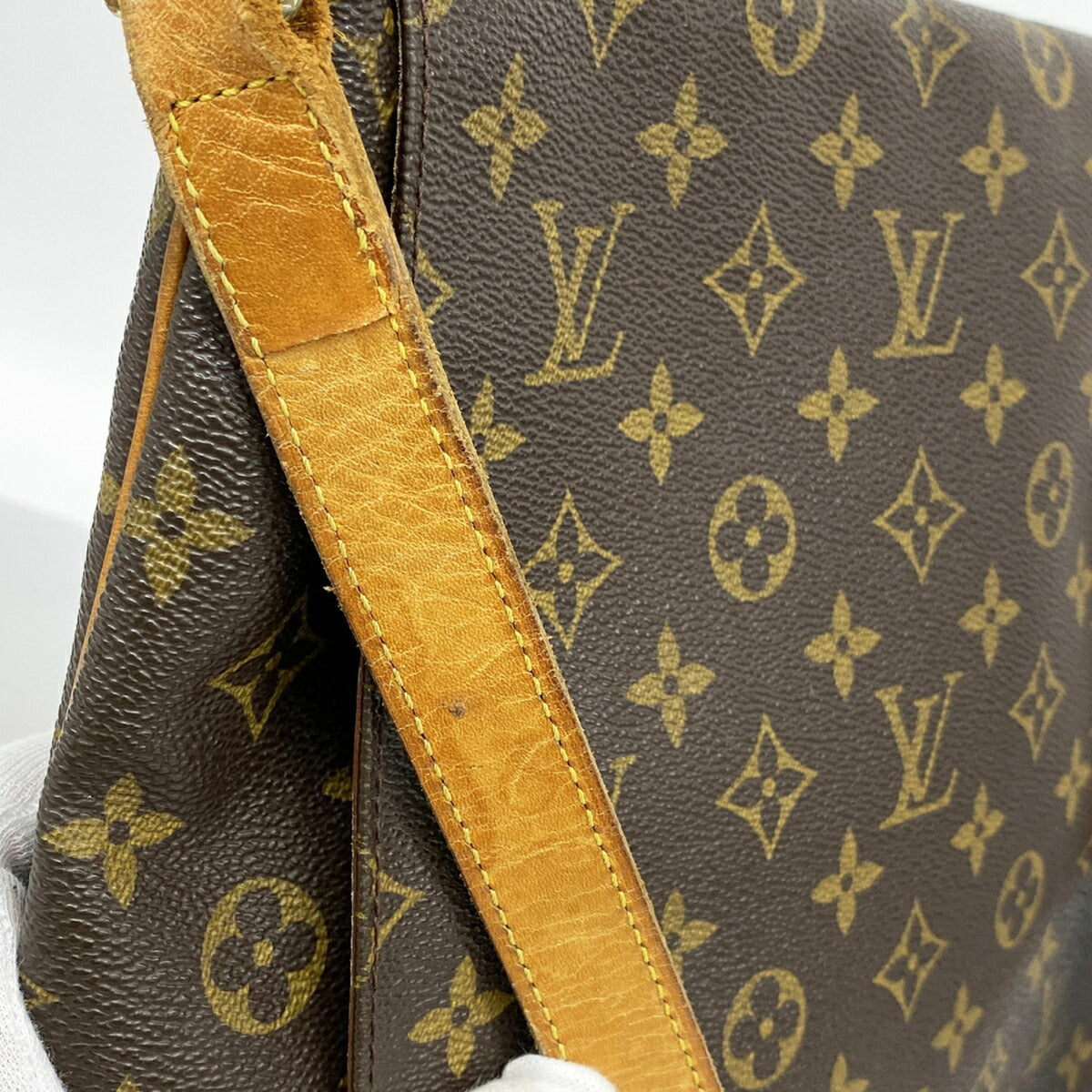 Louis Vuitton Brown Shoulder Bag (Pre-Owned)