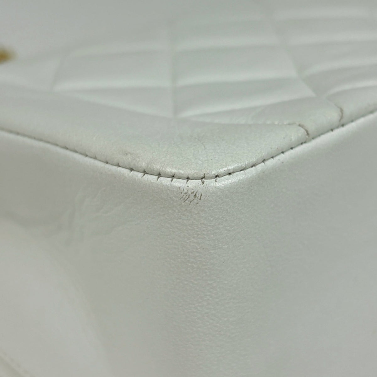 Chanel White Leather Shoulder Bag (Pre-Owned)