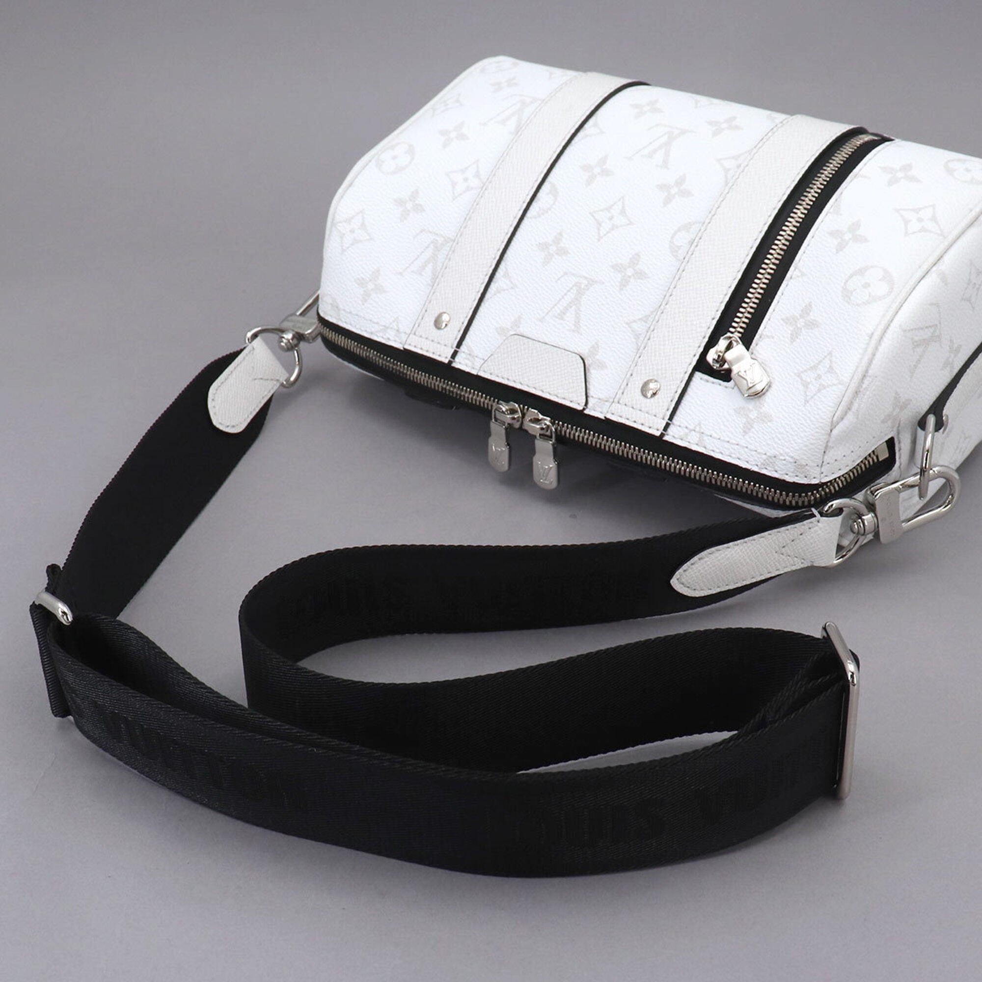 Louis Vuitton White Monogram Canvas Taiga Leather Leather Shoulder Bag (Pre-Owned)